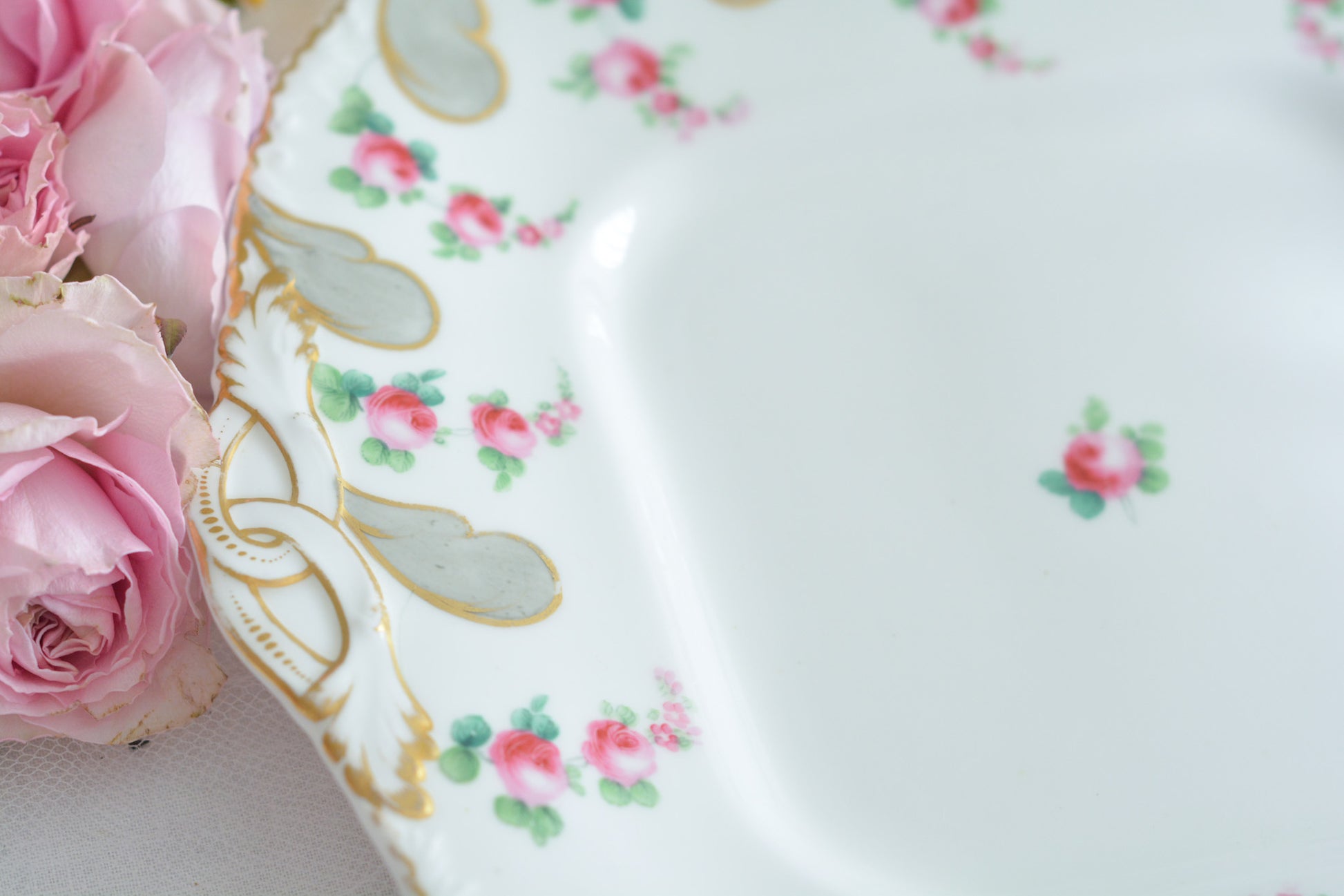 ミントンの とても可愛らしいB&Bプレートです。ハンドペイントで描かれたバラのお花がとても繊細なタッチでミントンらしい優しさがあります。B&Bプレートはブレッド&バタープレートのことで、パンやスコーン、サンドイッチはもちろん、お菓子を盛り付けても素敵です。