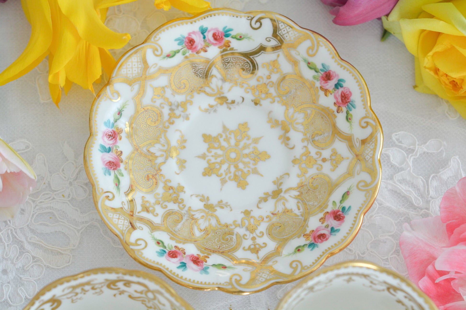 リッジウェイのフォリエージシェイプ(Foliage Shape)のトゥルートリオ。ハンドル部分には葉っぱの模様がついていてとても可愛らしいシェイプです。フォリエージシェイプもさまざまな絵柄やカラーがあります。こちらもリッジウェイらしい、力強く、豪華な作品で、とても存在感があります。トゥルートリオは、ティーカップ、コーヒーカップ、ソーサーのセットでヴィクトリア時代の初期頃まではトリオといえばこちらが主流でした。今ではとても貴重になっています。紅茶もコーヒーも楽しめるのがいいですね。