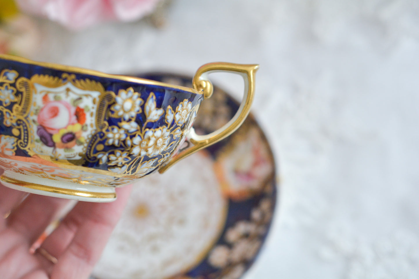 コールポートの1820年代に作られたとっても貴重なお品。コバルトブルー地に白抜きの立体的なお花模様、エナメル画のブーケは繊細なタッチで大変美しく描かれています。まさしく貴族のティータイムのためのカップ。当時の持ち主の大切な財産だったことでしょう。そしてこちらは実際に使われていたと思われます。金彩が剥がれていたり、ソーサーはヒビがあるけれど、よく200年間受け継がれてここに来てくれたと思います。