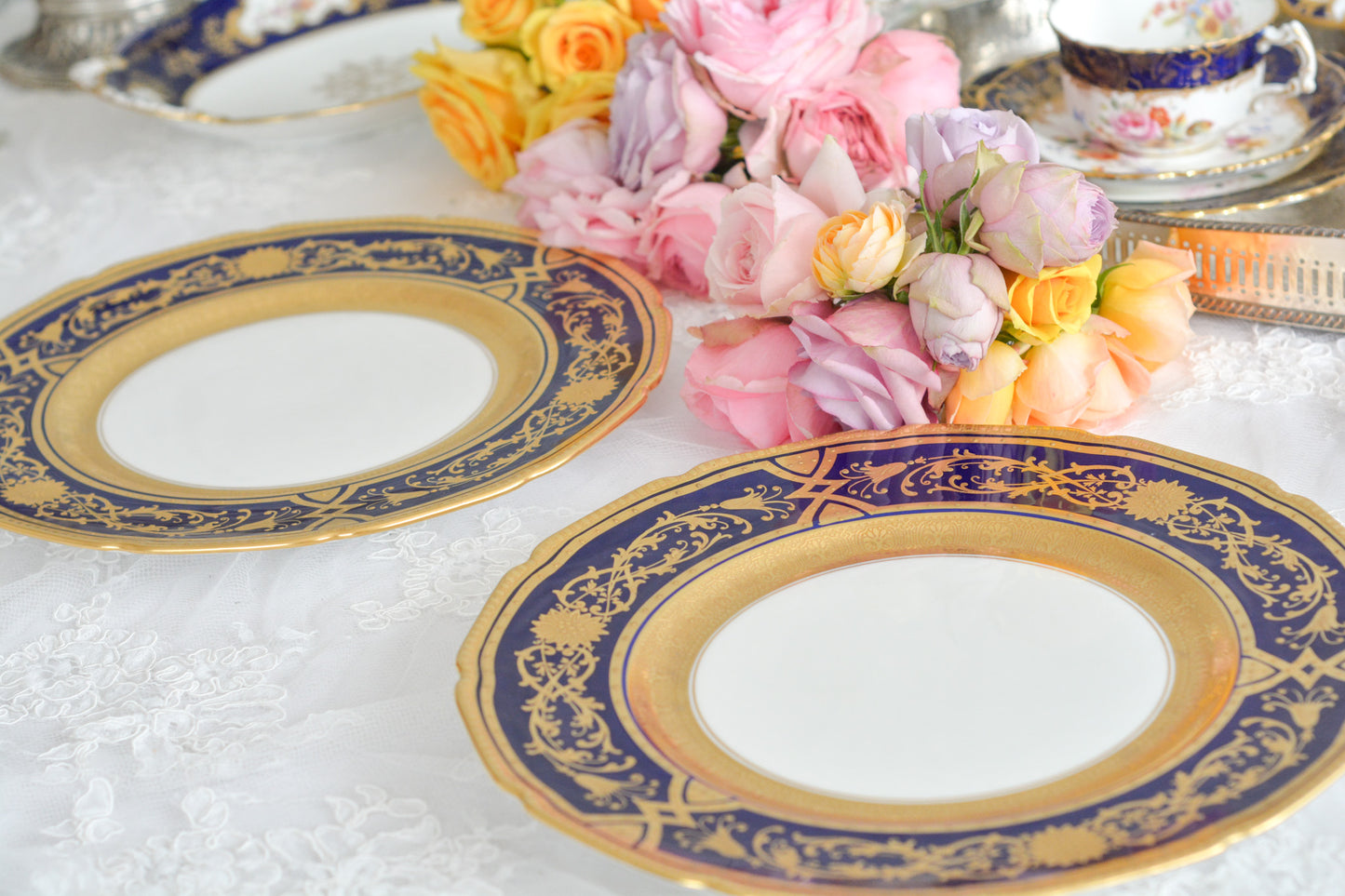 美しいコバルトブルーのお色に、豪華な金彩の模様。ロイヤルドルトンのとっても豪華なディナープレートです。大きいサイズなので、サービングプレートにもお使いいただけます。どんなお菓子やお料理も華やかに演出してくれそう。状態も大変よく、活躍してくれること間違いなしです!