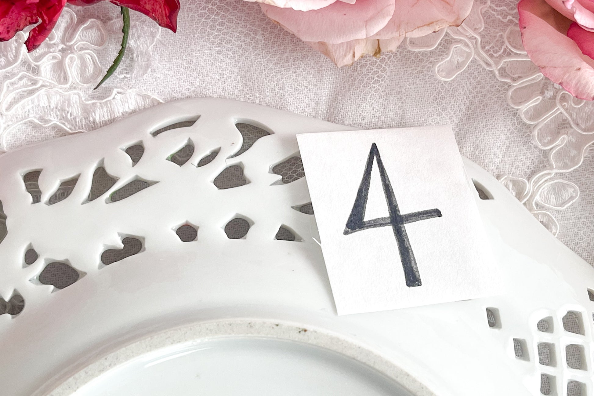 オーストリアの「国の母」とたたえられたハプスブルグ家の女帝「マリア・テレジア」。のちにフランス国王ルイ16世に嫁いだマリー・アントワネットの母でもあります。その名前にふさわしく、また、ウィーンの煌びやかな芸術や宮殿を思わせるような華やかで美しい世界観のプレートです。カール・ティーメの素晴らしいハンドペイントの絵付けをお楽しみください。