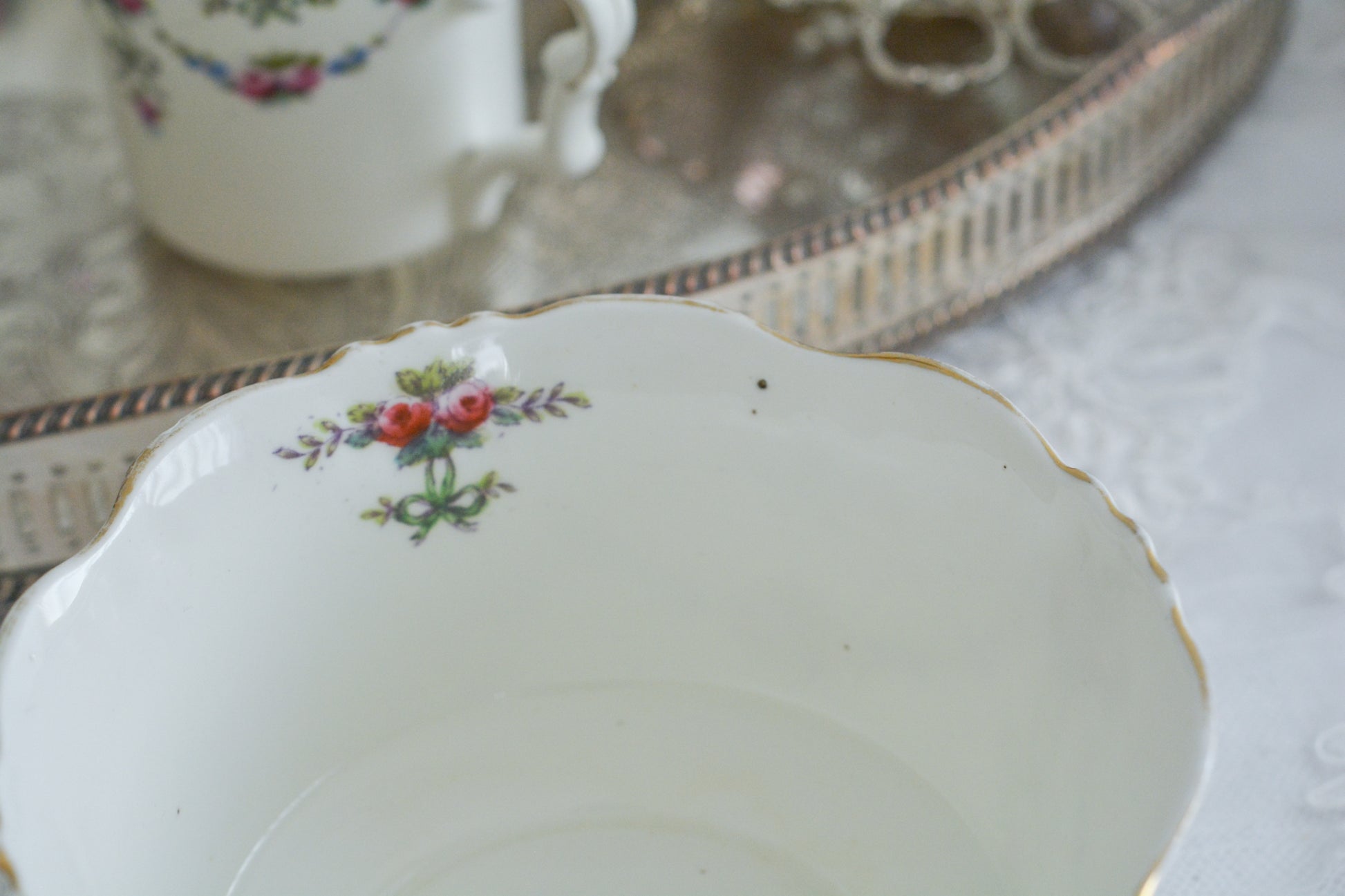 コリンウッドのリボンにバラのガーランドがとっても可愛らしいティートリオ、ミルクジャグ、スロップボウル、デザートプレートがやってきました!ハンドペイントで色つけされたバラやリボンを眺めているだけで気持ちが上向きになる可愛らしさです。ぜひ春のティータイムに。プルダウンから、単品ご選択頂けます