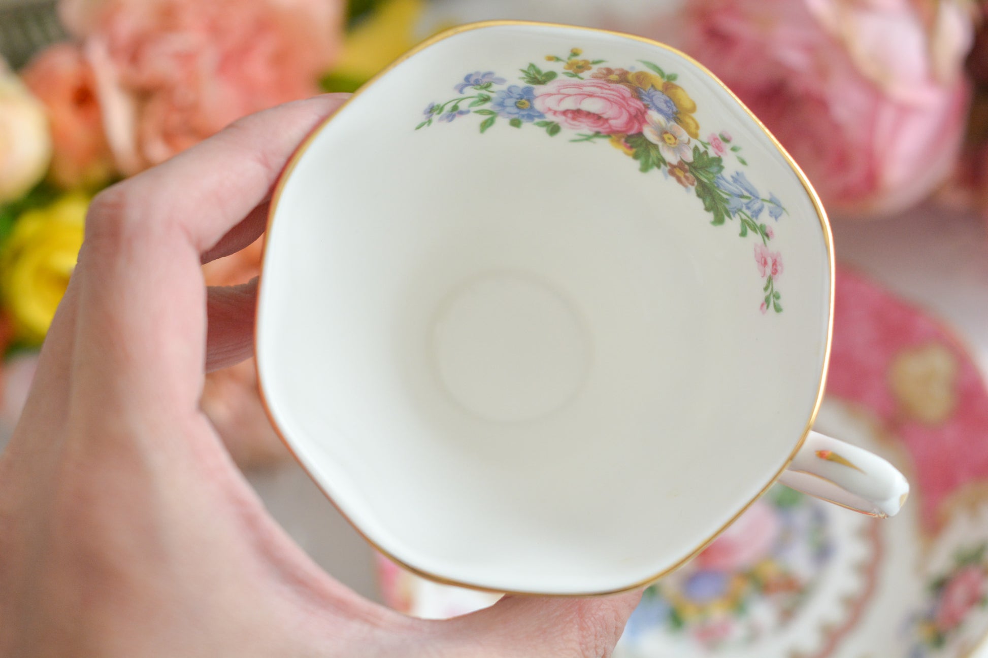 ロイヤルアルバートの人気シリーズ、レディカーライルのカップ&ソーサーです。大輪のバラに花々とスクロール模様の金彩で彩られた、ロココスタイルの大変豪華で美しいシリーズです。 ピンクカラーがティータイムを華やかに盛り上げてくれます。こちらはデュオでどれもとても良い状態です。全部で4客ございます。