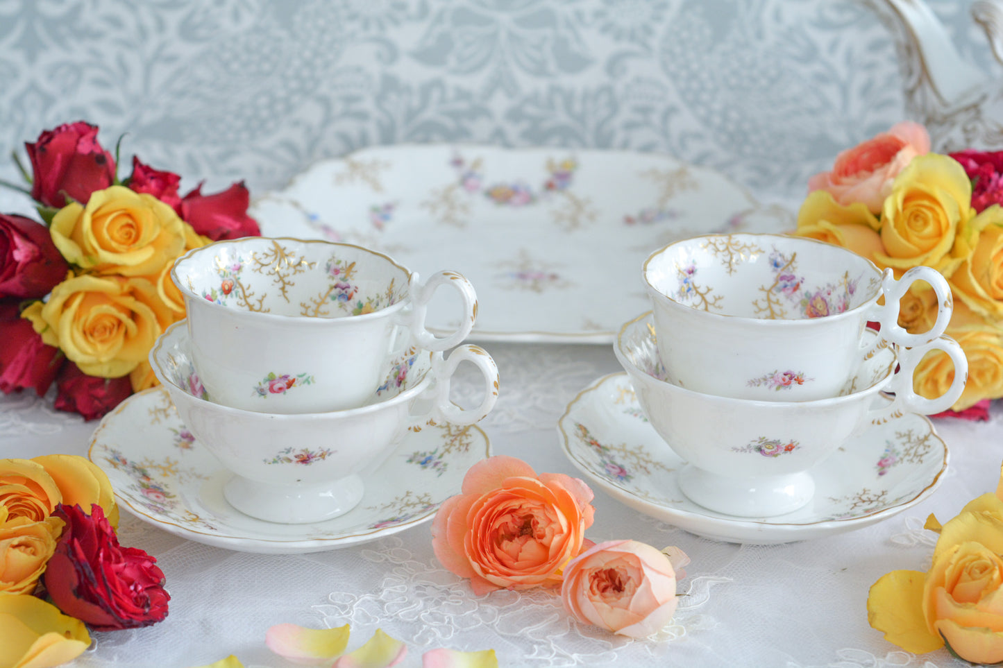 コールポートの花々と宿木?の描かれたプレートです。私は宿木シリーズと呼んでおります。こちらは見が描かれていないので、他の木や珊瑚のようにも見えます。金彩部分もハンドペイントで描かれていて、コールポートらしい上品なお品となっております。華やかでクリスマスにもぴったりな雰囲気です。