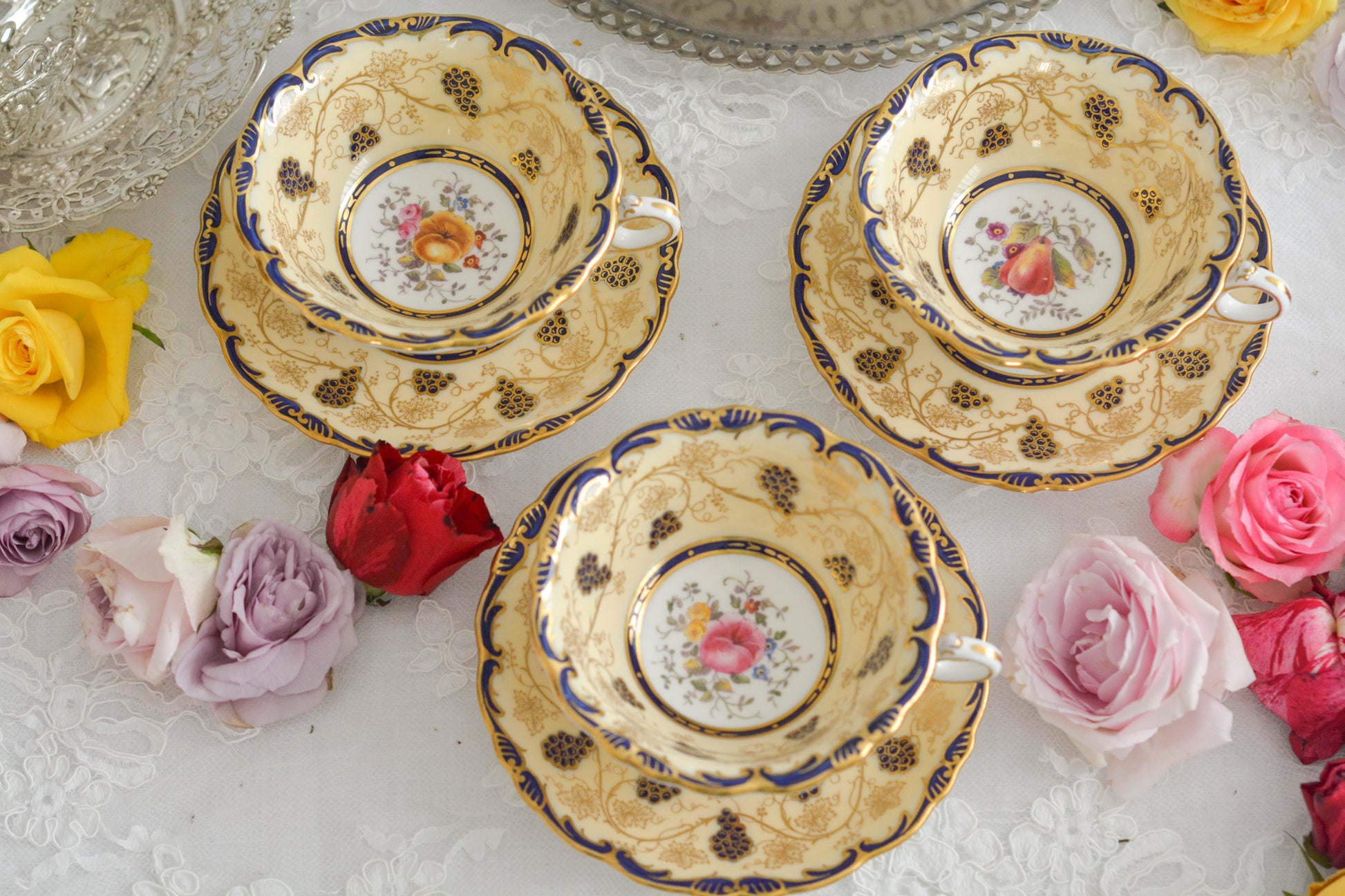 コールポートの1800年代の作品のリバイバルシリーズのオールドコールポートシリーズ。色々なお品がリバイバルされています。こちらはアデレードシェイプのリバイバル。ハンドルはアデレードシェイプハンドルではなくリングハンドルで、素磁も厚めに作られています。ロココリバイバルスタイルの優雅なデザインが美しいです。葡萄やフルーツ、お花の模様が大変豪華で美しいお品です。