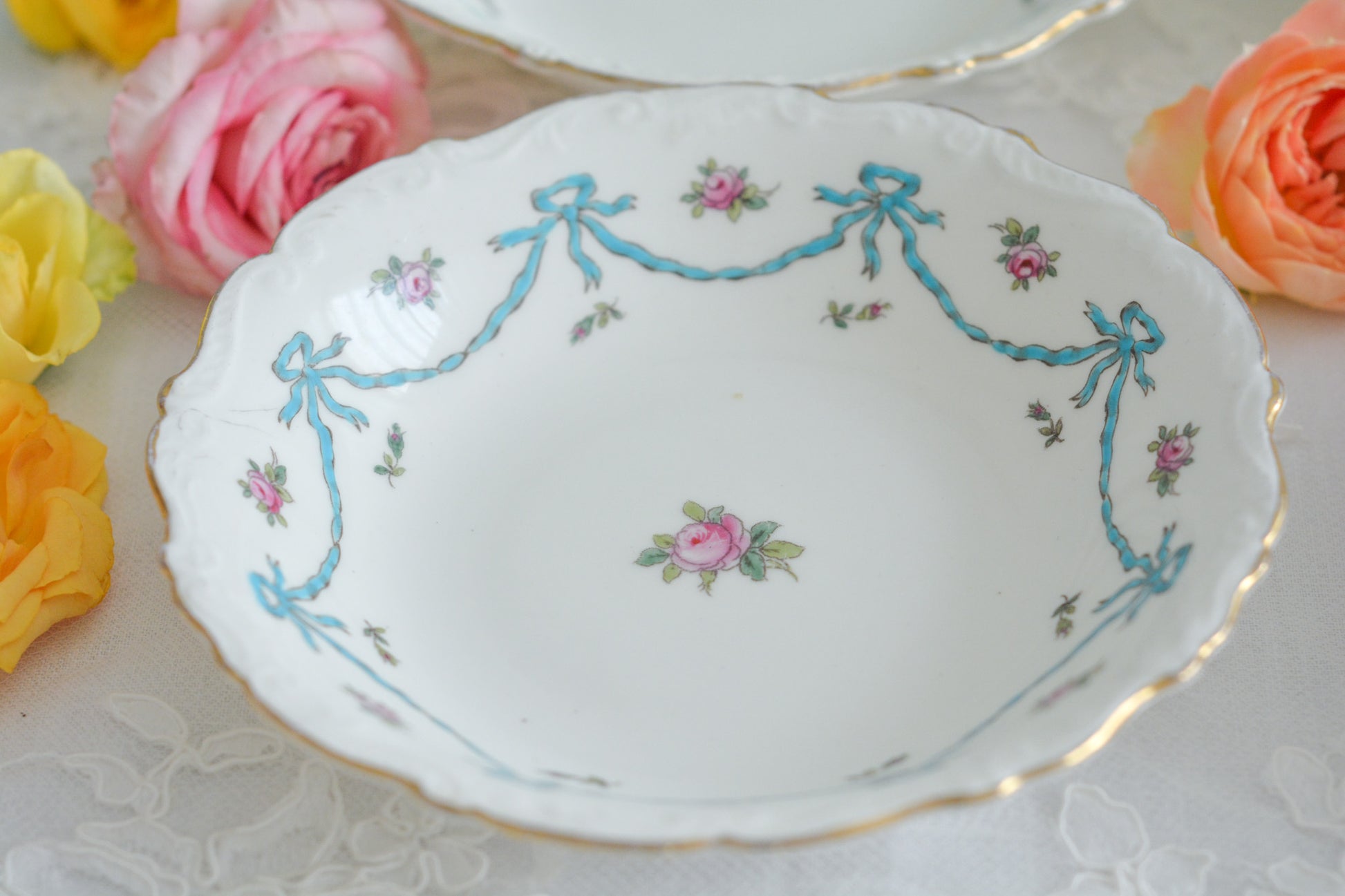 コールポートのリボンと薔薇の模様が可愛らしいボウルの4点セット。ハンドペイントで色つけされ、可愛らしく使いやすいボウルです。