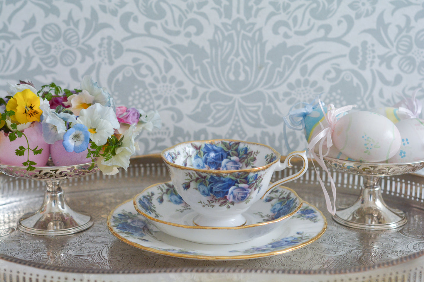 ブルーのバラが美しい、ロイヤルアルバートのムーンライトシリーズのティートリオです。オールドカントリーローズのブルーバージョンで、世界的に人気のあるシリーズです。英国湖水地方の庭園をイメージしたと言われる、美しい色合いがとても美しくティータイムを彩ります。こちらは全部で3点ございます。