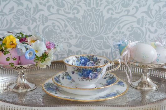 ブルーのバラが美しい、ロイヤルアルバートのムーンライトシリーズのティートリオです。オールドカントリーローズのブルーバージョンで、世界的に人気のあるシリーズです。英国湖水地方の庭園をイメージしたと言われる、美しい色合いがとても美しくティータイムを彩ります。こちらは全部で3点ございます。