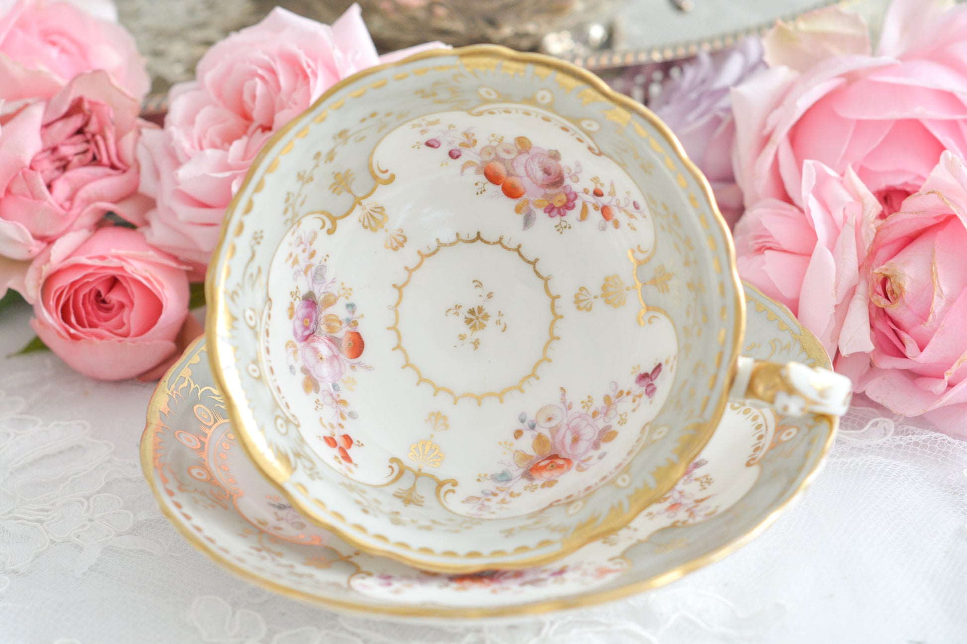 J.Green&Sonsという小売店の優雅なカップです。J.Green&Sonsは1934年から1842年に聖ポール大聖堂近くに店を構えていました。大きなお店だったようです。メーカーのバックスタンプはありません。小売店の希望でメーカーのバックスタンプを入れなかったと推察しています。優しい色合いに優美なシェイプ。ハンドルもとても可愛らしいです。ロココリバイバルのカップで優雅なティータイムをお過ごしください。