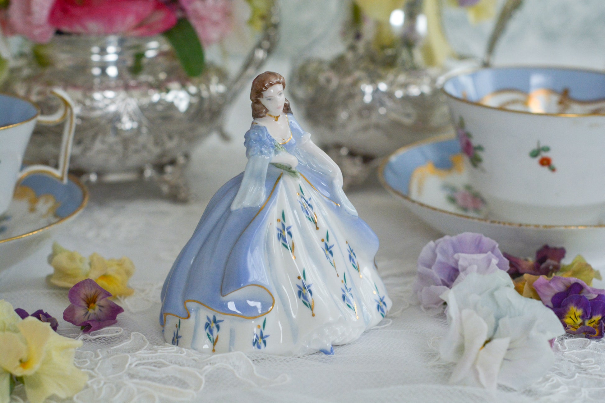 コールポートの小さなフィギュリン「IRIS」。アイリスのブーケを抱えてドレスにもアイリスのお花があしらわれています。優しげな表情も美しい。ミニサイズですが存在感があります。ティータイムにも使いやすいサイズ感も嬉しいですね。このお花のシリーズの小さなフィギュリンは何種類かあり、ついつい集めたくなってしまいます。