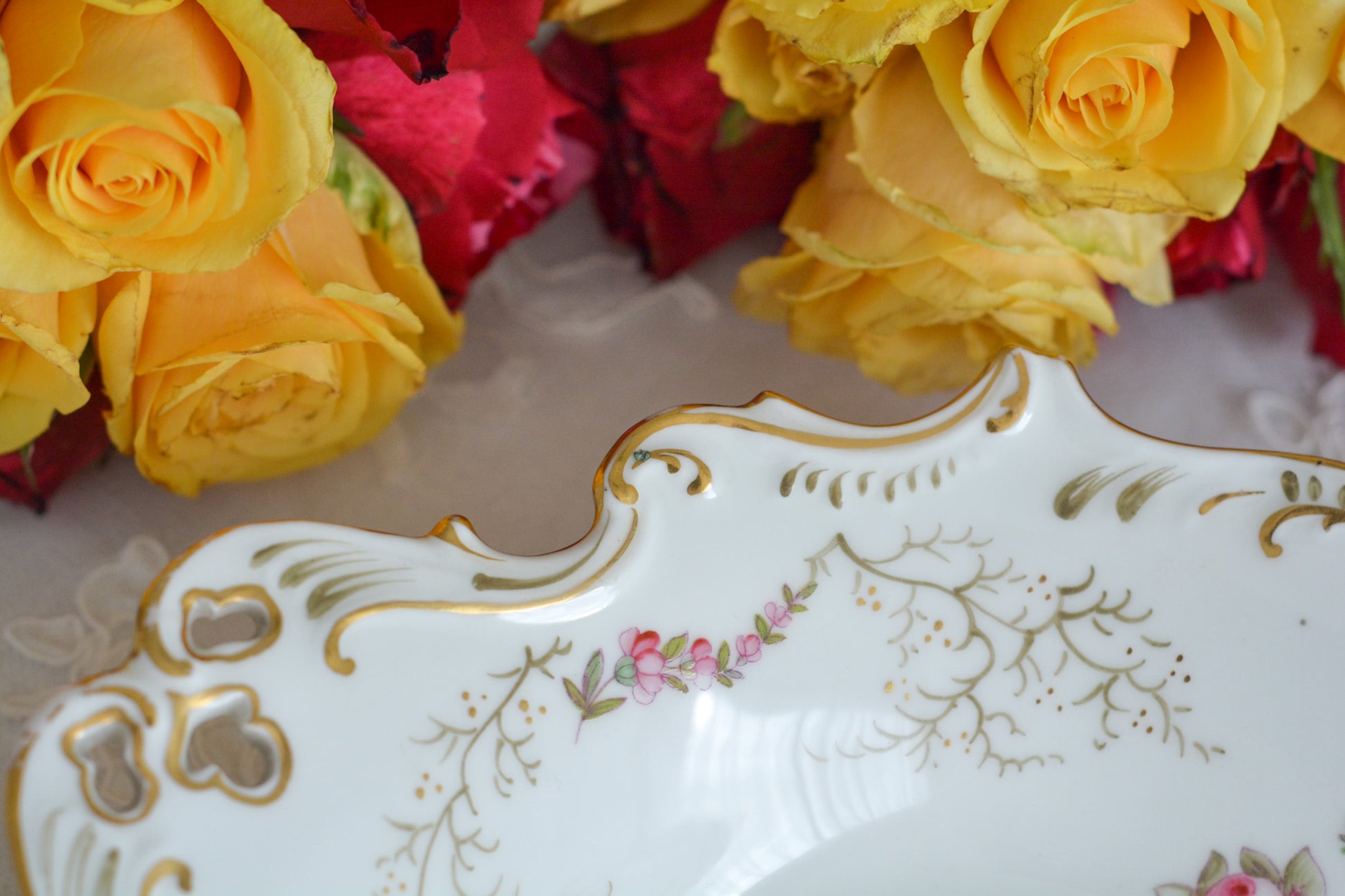 コールポートの花々と宿木?の描かれたサービングプレートです。私は宿木シリーズと呼んでおります。ハンドペイントで生き生きと描かれたお花と、繊細で丁寧に描かれた金彩の宿木がコールポートらしく上品です。華やかでクリスマスにもぴったりな雰囲気ですね。