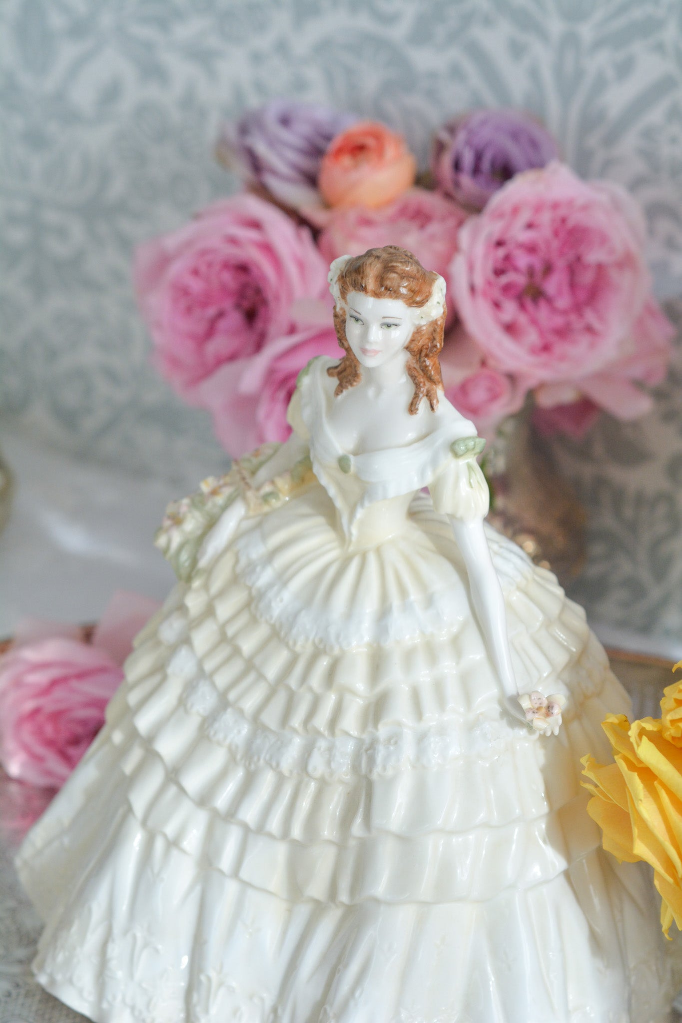 コールポートの人気フィギュリン、「The Four Flowers Collection」。名前の通り、「リリー、ローズ、カーネション、アイリス」の4つのお花がモチーフのフィギュリンシリーズです。 その中でも、リリーはアイリスと並び入手困難なお品です。  バスケットいっぱいのリリーと左手には一輪のリリーの花。ドレスはホワイトに淡いイエローのフリルとグリーンのリボンがあしらわれています。 柔らかな表情がとても可愛らしいレディのフィギュリンです。