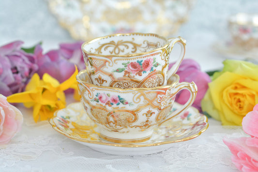 リッジウェイのフォリエージシェイプ(Foliage Shape)のトゥルートリオ。ハンドル部分には葉っぱの模様がついていてとても可愛らしいシェイプです。フォリエージシェイプもさまざまな絵柄やカラーがあります。こちらもリッジウェイらしい、力強く、豪華な作品で、とても存在感があります。トゥルートリオは、ティーカップ、コーヒーカップ、ソーサーのセットでヴィクトリア時代の初期頃まではトリオといえばこちらが主流でした。今ではとても貴重になっています。紅茶もコーヒーも楽しめるのがいいですね。