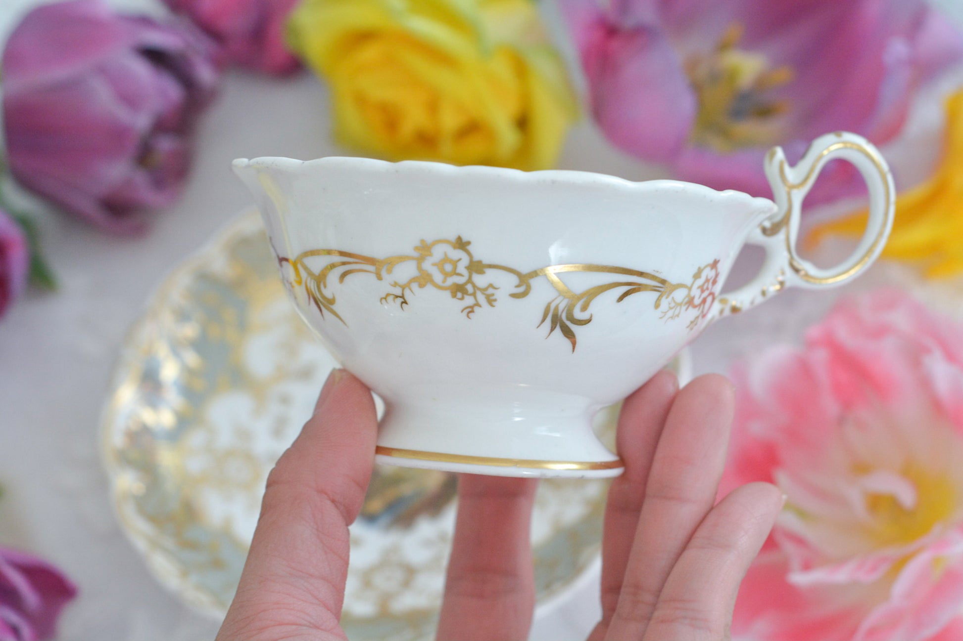 コールポートの中でも一番人気があるアデレードシェイプ。こちらはイギリスの美しい風景が描かれたお品です。のどかな風景がカップ、ソーサーそれぞれに描かれていてなんだかとても温かな気持ちになります。風景画を見ながら紅茶を楽しめる素敵なカップです。