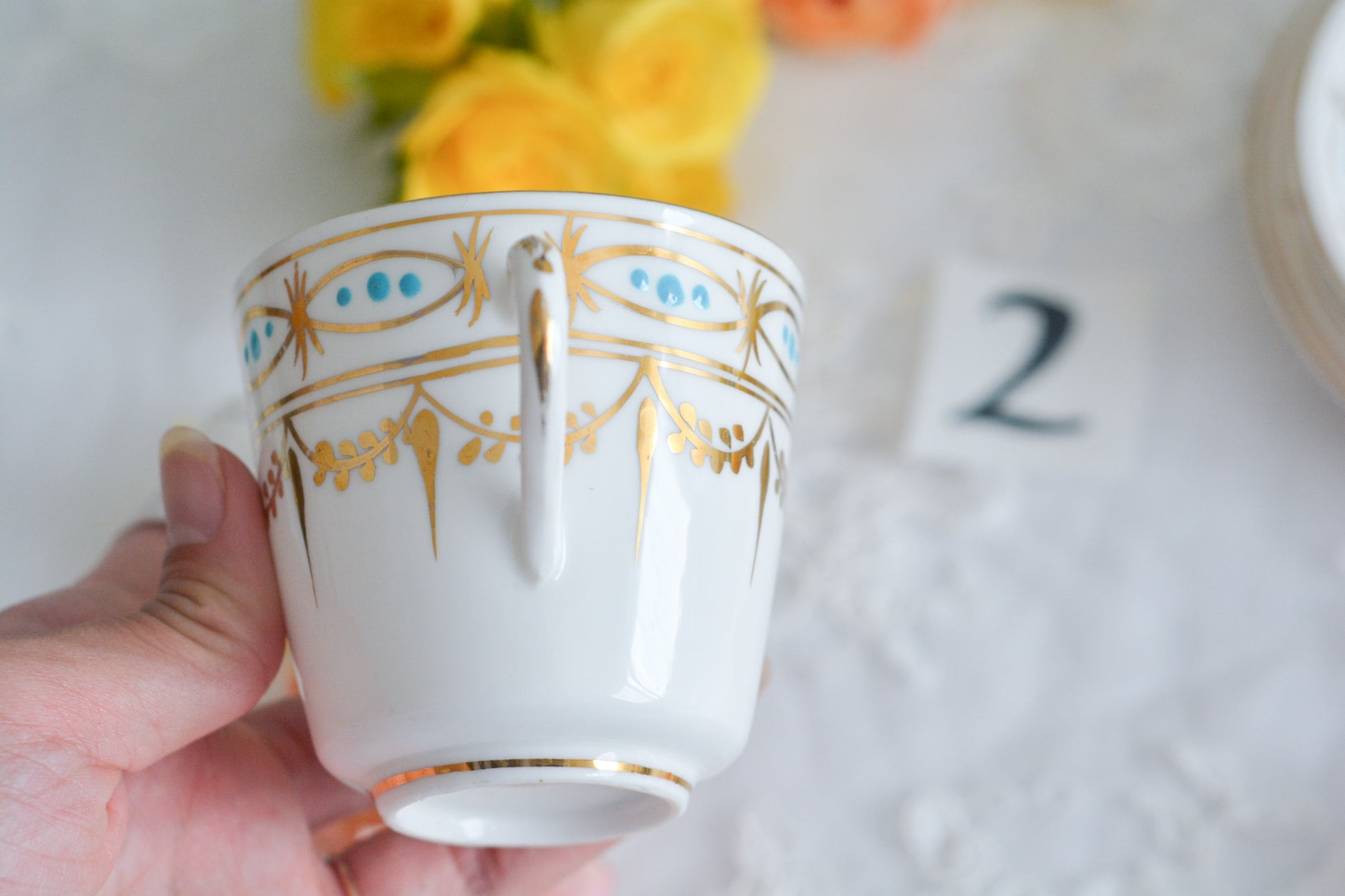 ハンドペイントで描かれた曲線美。アールヌーボースタイルのティートリオです。金彩にターコイズブルーのドットのコントラストが素敵なお品。カップは紅茶にもコーヒーにもお使いいただきやすいデザインです。