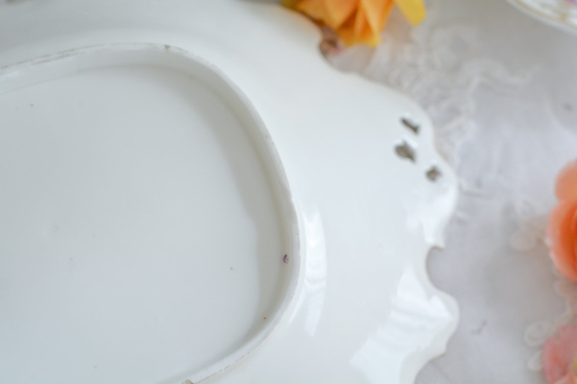 コールポートの花々と宿木?の描かれたサービングプレートです。私は宿木シリーズと呼んでおります。ハンドペイントで生き生きと描かれたお花と、繊細で丁寧に描かれた金彩の宿木がコールポートらしく上品です。華やかでクリスマスにもぴったりな雰囲気ですね。