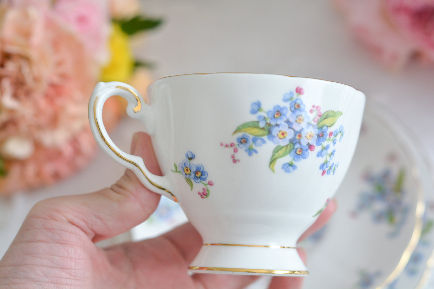 タスカンの勿忘草が大変可愛らしいティートリオです。勿忘草がモチーフのヴィンテージ食器は色々なメーカーで作られています。このタスカンのトリオの勿忘草はとても優しい雰囲気。勿忘草の花言葉は「私を忘れないで」、「誠の愛」、「真実の友情」。春を知らせる花とも言われていて、今の季節にぴったりなティートリオです。