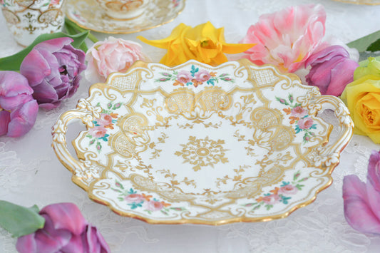 リッジウェイのフォリエージシェイプ(Foliage Shape)のB&Bプレート。B&Bとはブレッド&バターの略です。パンはもちろん、お菓子を盛り付けたりフルーツを盛り付けたり活躍してくれます。ハンドル部分には葉っぱの模様がついていてとても可愛らしいシェイプです。フォリエージシェイプもさまざまな絵柄やカラーがあります。こちらもリッジウェイらしい、力強く、豪華な作品で、とても存在感があります。プレートは本当に見つけるのが困難で、今回当店で初めて入荷が叶いました!リッジウェイのお品は白磁もとてもしっかりとした作りになっており、状態も良いです。