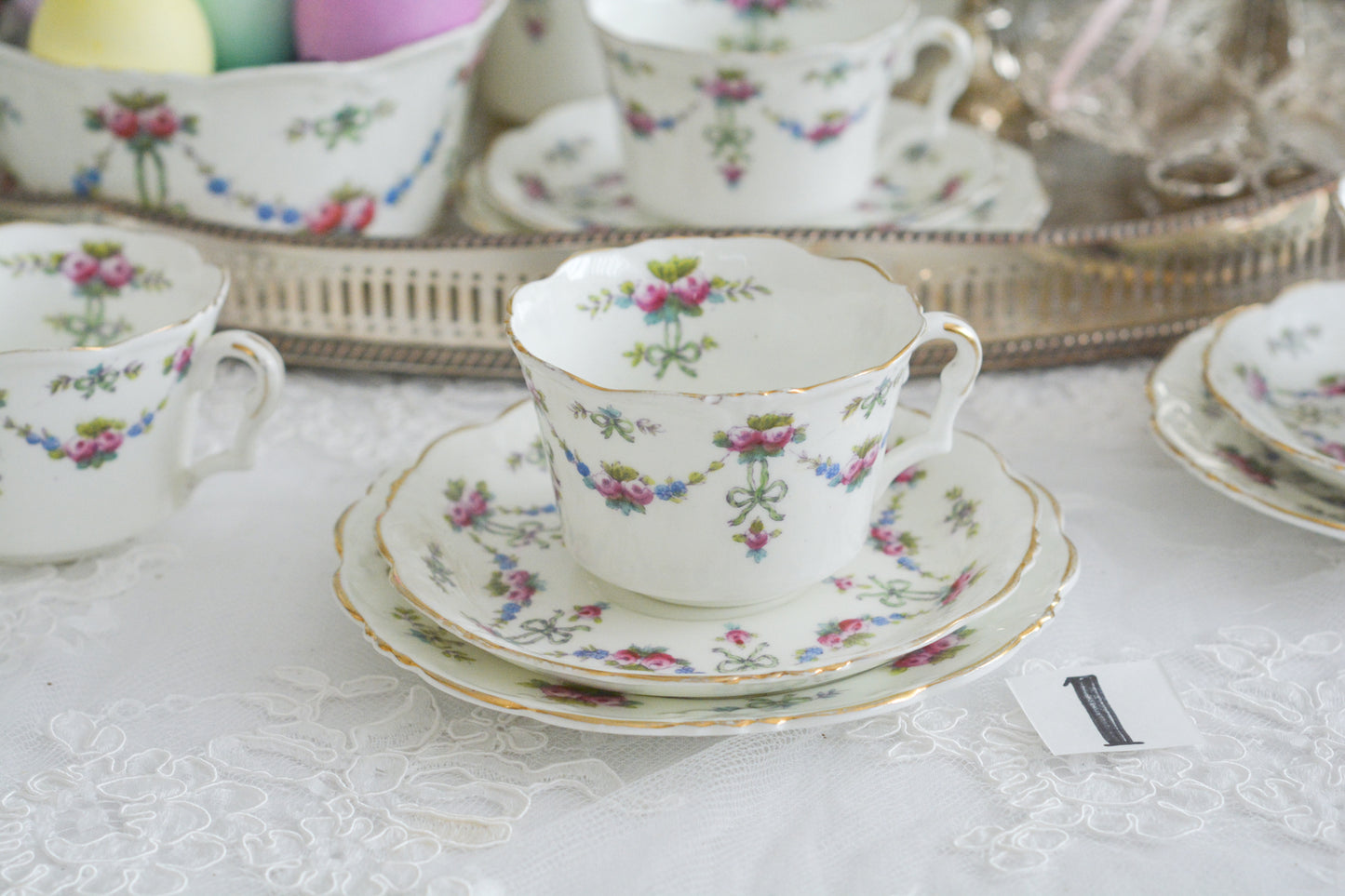 コリンウッドのリボンにバラのガーランドがとっても可愛らしいティートリオ、ミルクジャグ、スロップボウル、デザートプレートがやってきました!ハンドペイントで色つけされたバラやリボンを眺めているだけで気持ちが上向きになる可愛らしさです。ぜひ春のティータイムに。プルダウンから、単品ご選択頂けます