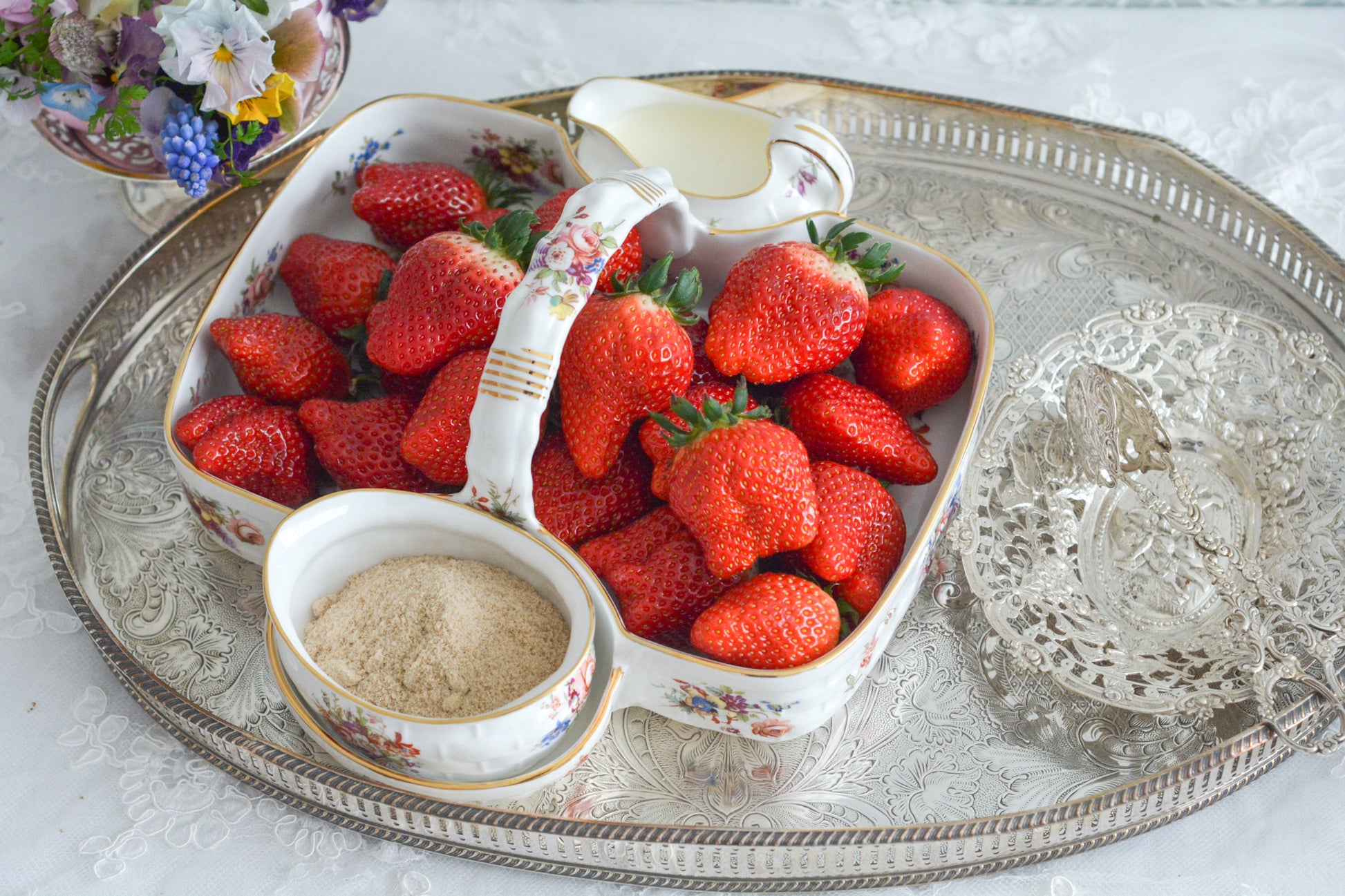 ハマースレイのハワードスプレイシリーズのストロベリーバスケット。ストロベリーバスケットは、イチゴを入れるバスケットでシュガー入れとクリーマーがついています。生産量が少なく、とても人気があるアイテムの一つ。こちらは老舗高級食器店のT.GOODEの特注品です。人気のハワードスプレイの華やかなストロベリーバスケットは、イチゴはもちろん、スコーンや焼き菓子などを乗せても素敵ですね。