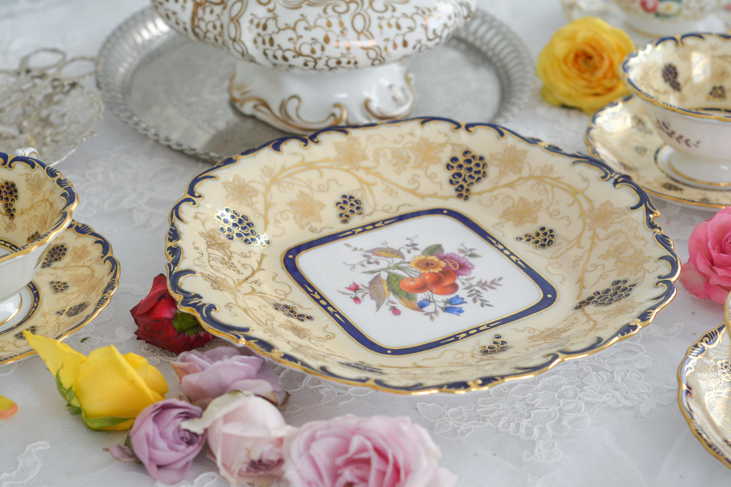 コールポートの1900年代の作品のリバイバルシリーズのオールドコールポートシリーズ。色々なお品がリバイバルされています。こちらはアデレードシェイプのリバイバル。ロココリバイバルスタイルの優雅なデザインが美しいです。葡萄やフルーツ、お花の模様が大変豪華で美しいお品です。