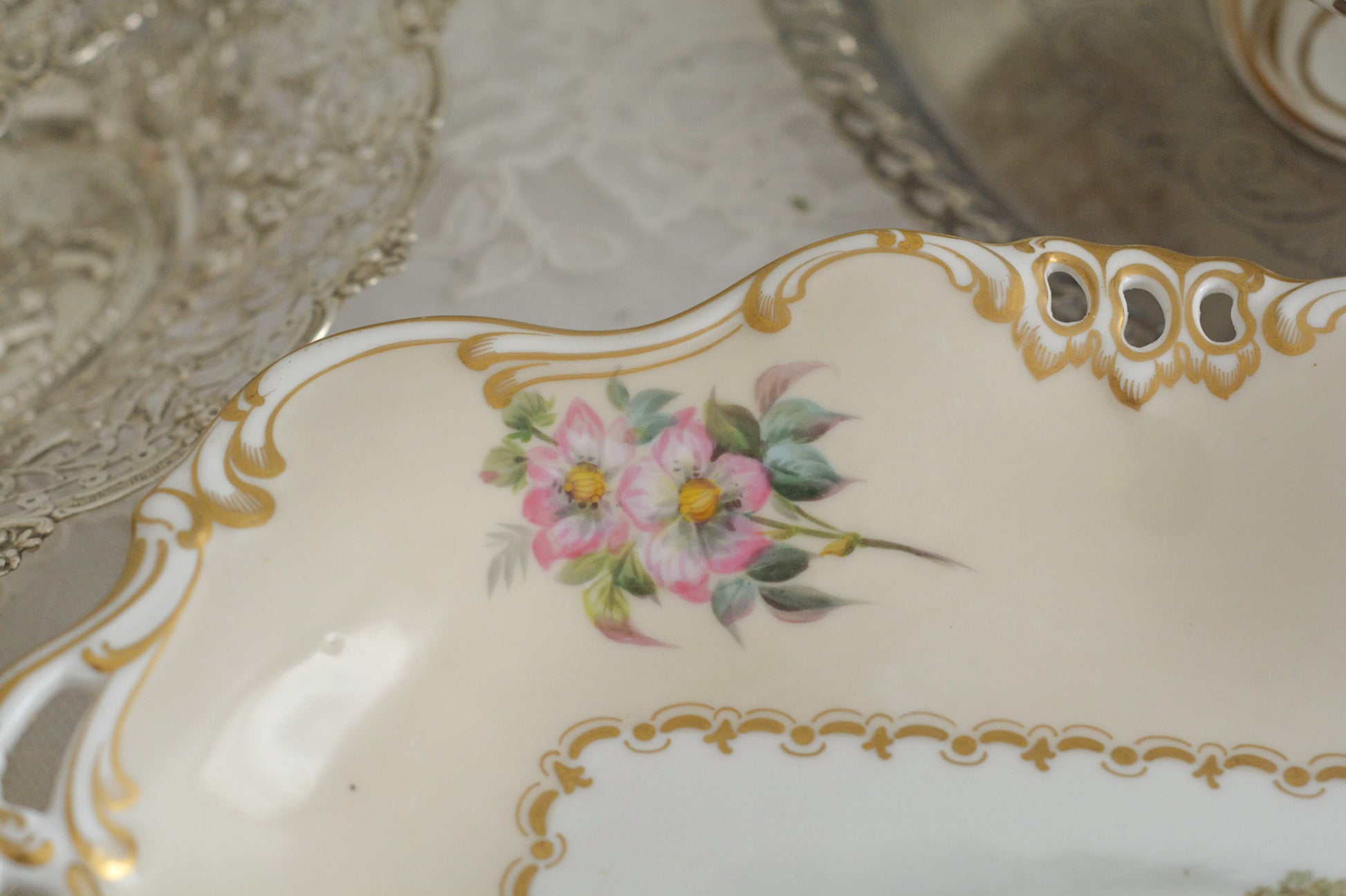 ダベンポートの素晴らしいタッツァがやってきました。お花と中央には鳥が丁寧に描かれています。描かれている鳥はイギリスでターリングと呼ばれているムクドリで、食べ物を捕まえている様子がイキイキと描かれています。イギリスのお庭にお邪魔したようなそんな気分になるタッツァです。フルーツや英国菓子をのせたくなりますね。