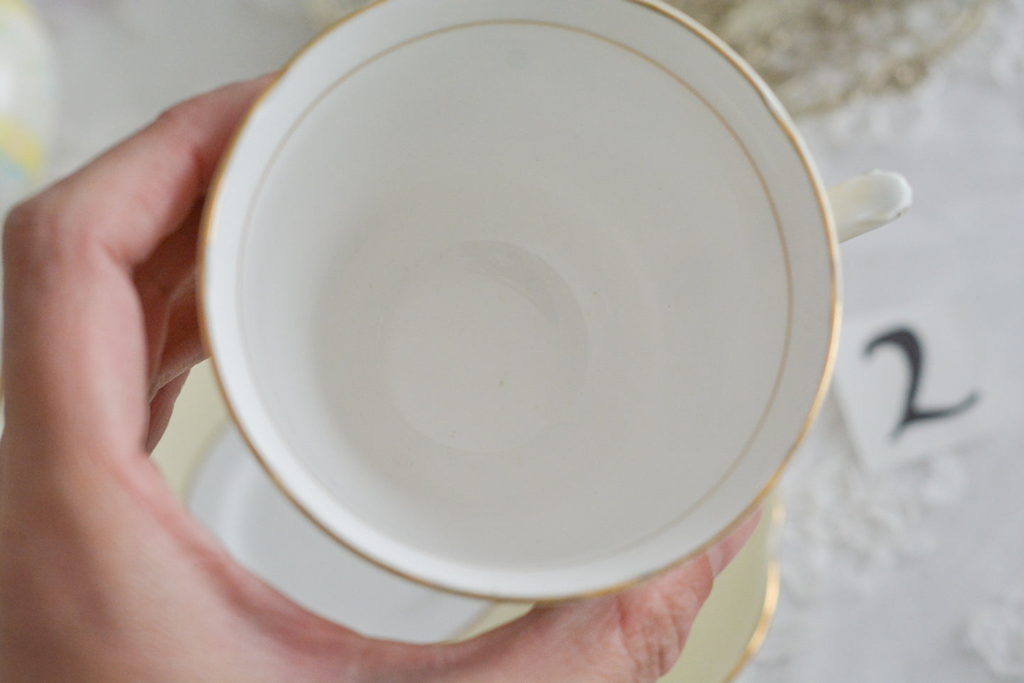 コルクラフ(Colclough)の可愛らしいティートリオ。コルクラフは1890年にハーバード・ジョセフ・コルクラフ氏が創業したメーカで、1940年代頃まで続いていました。コルクラフの中でもこのリボンの絵柄は人気で入手困難なお品です。クリーム色にブルーリボンと小さなバラの模様がとっても可愛らしいデザインです。パステルカラーがイースターや春のティータイムにもぴったりですね!