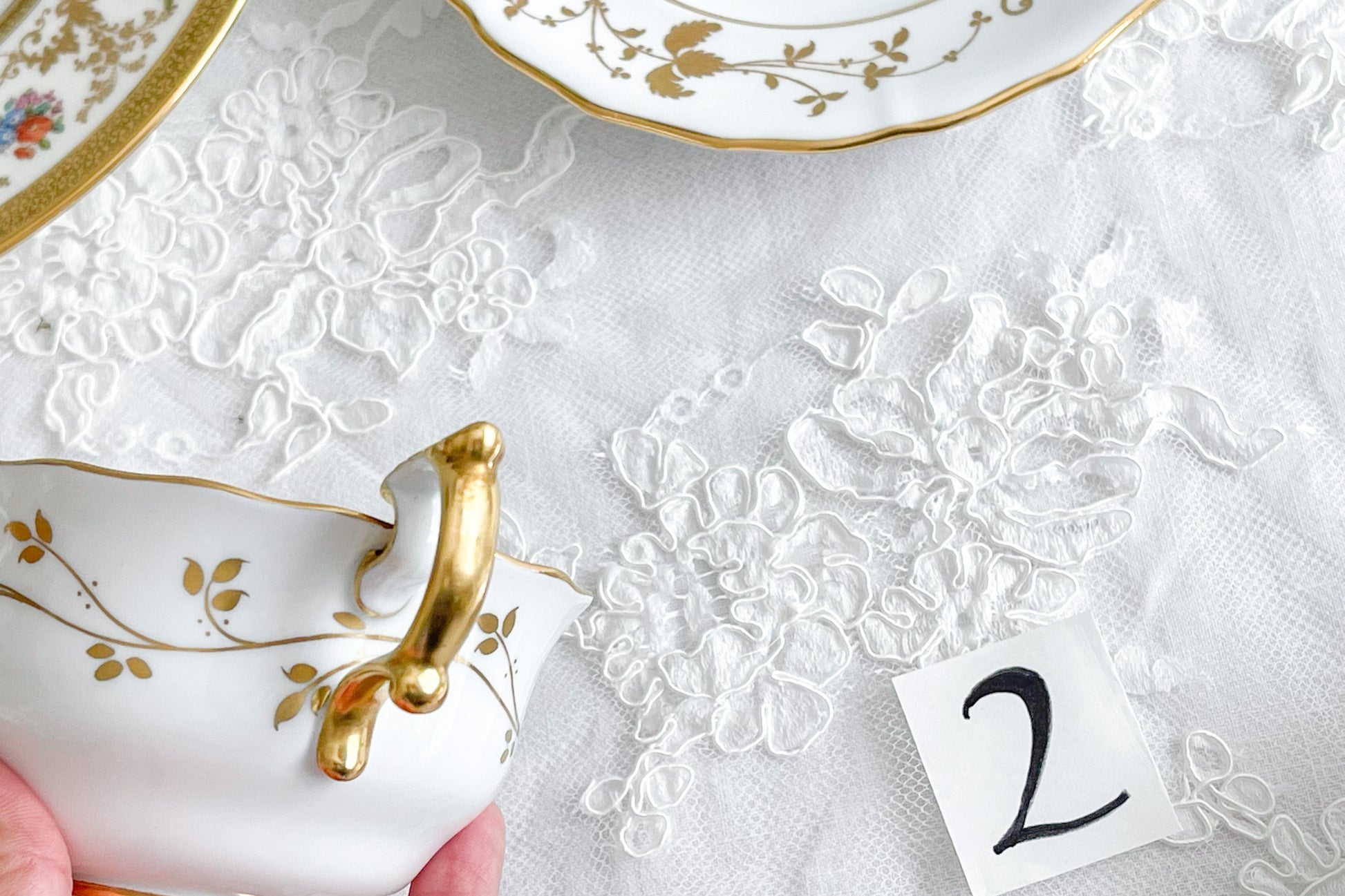 スポードの洗練されたデザインに、ハンドペイントで描かれた花々が大変美しいティートリオです。現代のテーブルにもマッチし、華やかにしてくれます。お花はハンドペイントで描かれているため一つ一つ違い、並べるとそれぞれのお花を見ることができてお話も盛り上がりそうです。