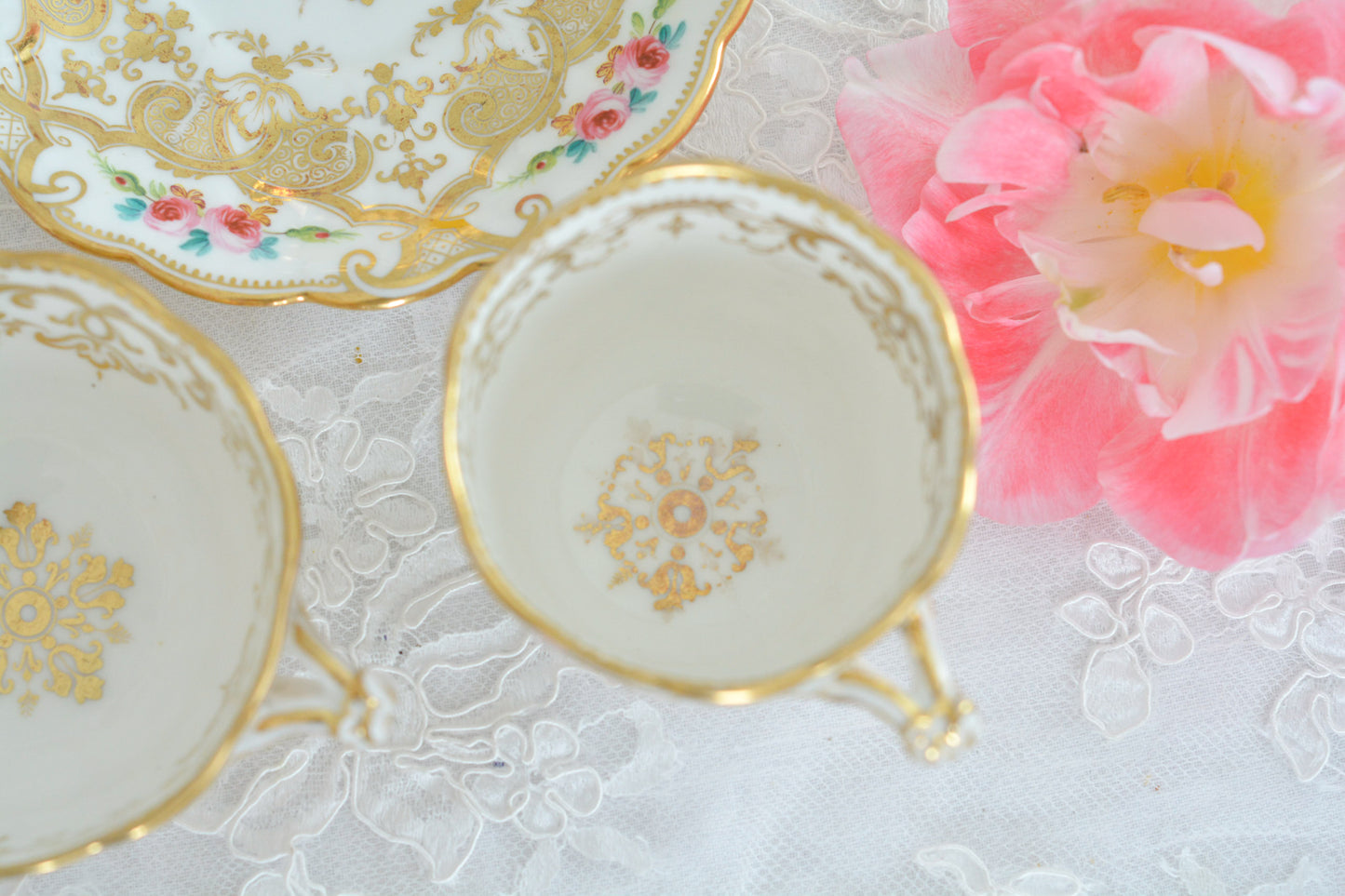 リッジウェイのフォリエージシェイプ(Foliage Shape)のトゥルートリオ。ハンドル部分には葉っぱの模様がついていてとても可愛らしいシェイプです。フォリエージシェイプもさまざまな絵柄やカラーがあります。こちらもリッジウェイらしい、力強く、豪華な作品で、とても存在感があります。トゥルートリオは、ティーカップ、コーヒーカップ、ソーサーのセットでヴィクトリア時代の初期頃まではトリオといえばこちらが主流でした。今ではとても貴重になっています。紅茶もコーヒーも楽しめるのがいいですね。