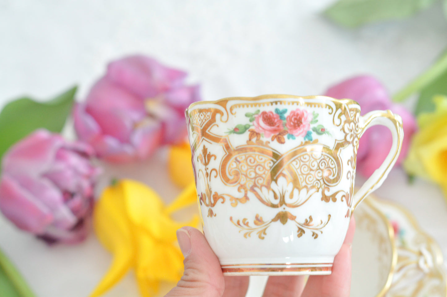 リッジウェイのフォリエージシェイプ(Foliage Shape)のトゥルートリオ。ハンドル部分には葉っぱの模様がついていてとても可愛らしいシェイプです。フォリエージシェイプもさまざまな絵柄やカラーがあります。こちらもリッジウェイらしい、力強く、豪華な作品で、とても存在感があります。トゥルートリオは、ティーカップ、コーヒーカップ、ソーサーのセットでヴィクトリア時代の初期頃まではトリオといえばこちらが主流でした。今ではとても貴重になっています。紅茶もコーヒーも楽しめるのがいいですね。