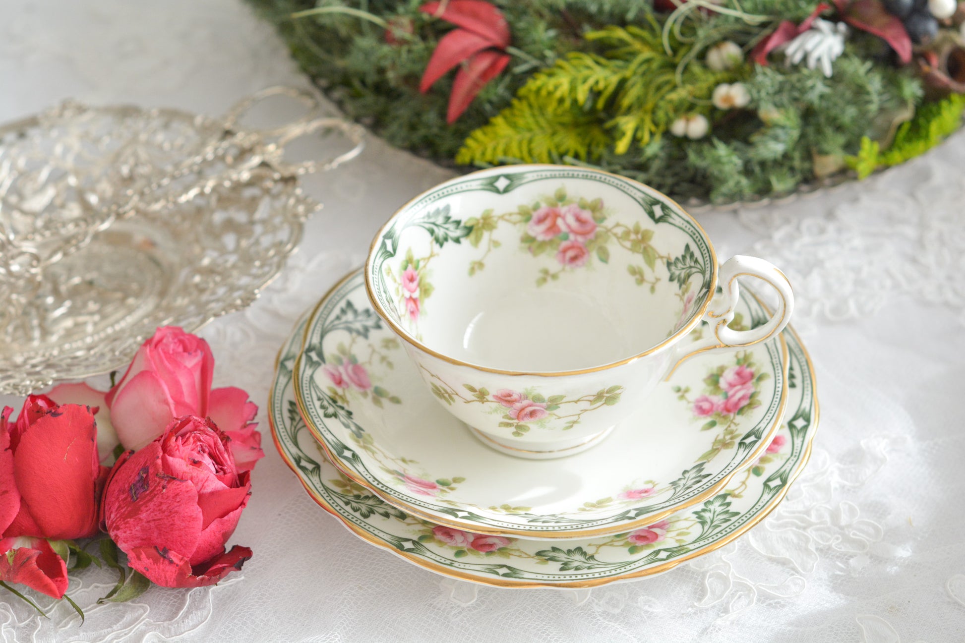 エインズレイの可愛らしいティートリオがやってきました。小さなバラに可愛らしい模様のティートリオです。クリスマスにもぴったりな雰囲気でクリスマスのテーブルコーディネートを盛り上げてくれます。エインズレイは1775年創業で今もたくさんの人々に愛される陶磁器メーカーです