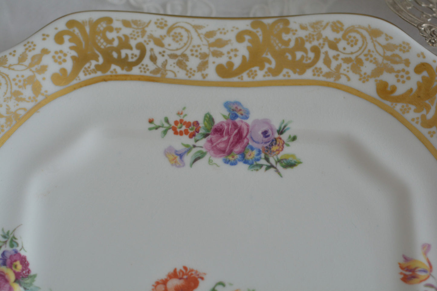 ハマースレイの豪華なティートリオとB&Bプレート。金彩の華やかな模様にブーケ柄のプリントが映えます。ハマースレイらしい優美なシェイプで、ティータイムに花を添えてくれるデザインです。それぞれ状態が異なりますので、プルダウンよりお選びください。ティートリオの④〜⑥はカップにヒビがあり、水漏れするため観賞用としてお勧めします。プレートはそれぞれお使いいただけます。