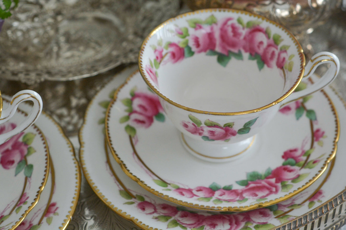 シェリーの美しいティートリオがやってきました。ハンドペイントで描かれたバラが大変華やかです。やはりハンドペイントは立体感があり美しいなと思います。ハンドルも凝った作りで細部まで美しい。春のティータイムのテーブルコーディネートに花を添えてくれますよ。イースターのコーディネートにもぜひ。