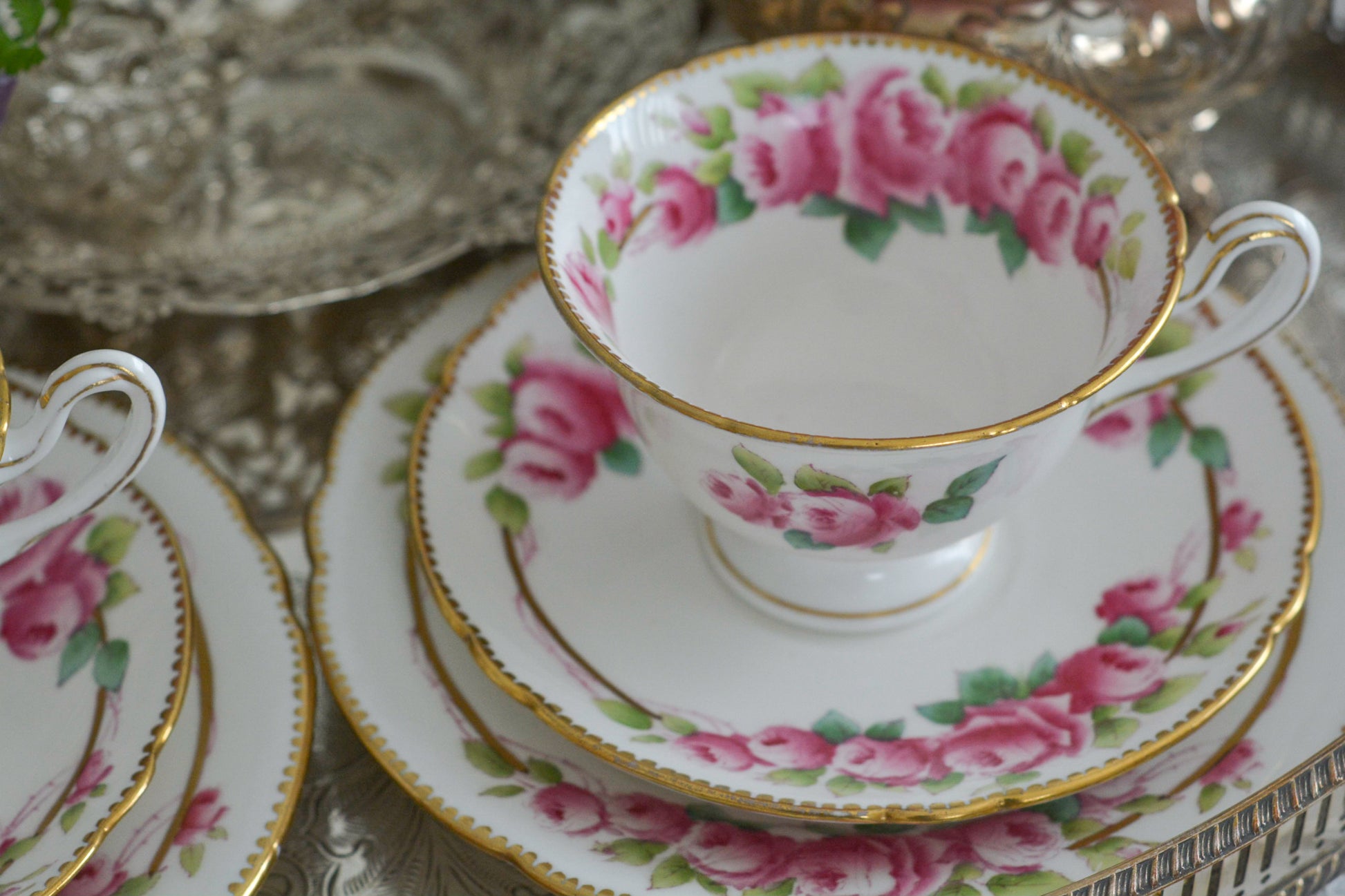 シェリーの美しいティートリオがやってきました。ハンドペイントで描かれたバラが大変華やかです。やはりハンドペイントは立体感があり美しいなと思います。ハンドルも凝った作りで細部まで美しい。春のティータイムのテーブルコーディネートに花を添えてくれますよ。イースターのコーディネートにもぜひ。