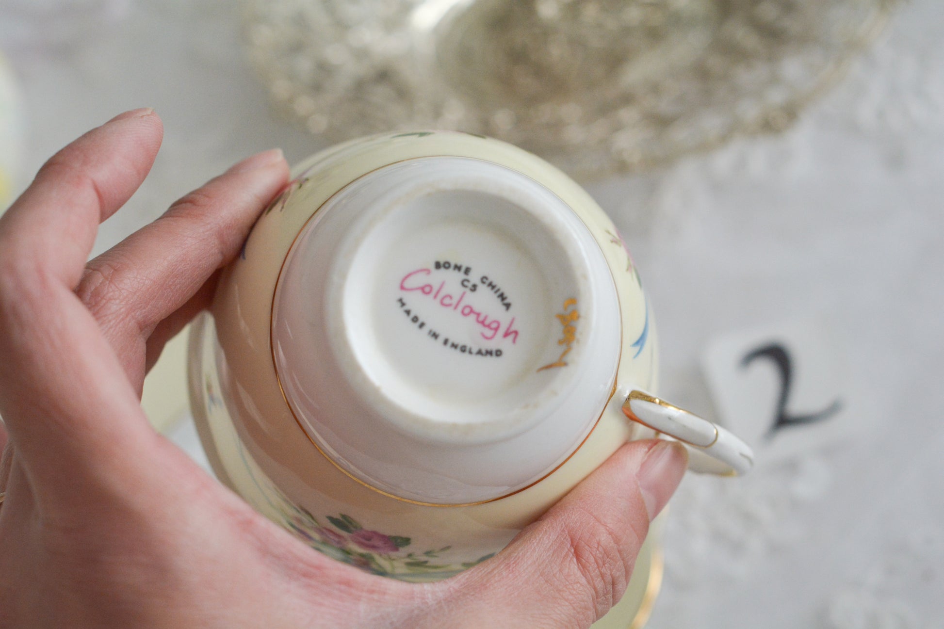 コルクラフ(Colclough)の可愛らしいティートリオ。コルクラフは1890年にハーバード・ジョセフ・コルクラフ氏が創業したメーカで、1940年代頃まで続いていました。コルクラフの中でもこのリボンの絵柄は人気で入手困難なお品です。クリーム色にブルーリボンと小さなバラの模様がとっても可愛らしいデザインです。パステルカラーがイースターや春のティータイムにもぴったりですね!