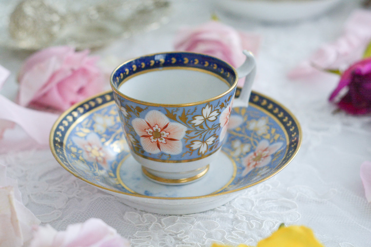 1800年代前半に作られたコールポートのカップ&ソーサー。元はティーカップ、コーヒーカップ、ソーサーのセットのトゥルートリオだったはずです。が、残っているのはコーヒーカップとソーサー。その為、カップに対してソーサーが少し大きく感じます。1800年代前半はカップからソーサーに移してお茶を飲んでいた為、ソーサーがボウルのような深さがあります。200年ほど前のカップ&ソーサーに出会えるなんてとても嬉しいことです。まだまだお使いいただくこともできます。美しいカップ&ソーサーで200年の時を感じていただけたら嬉しいです。