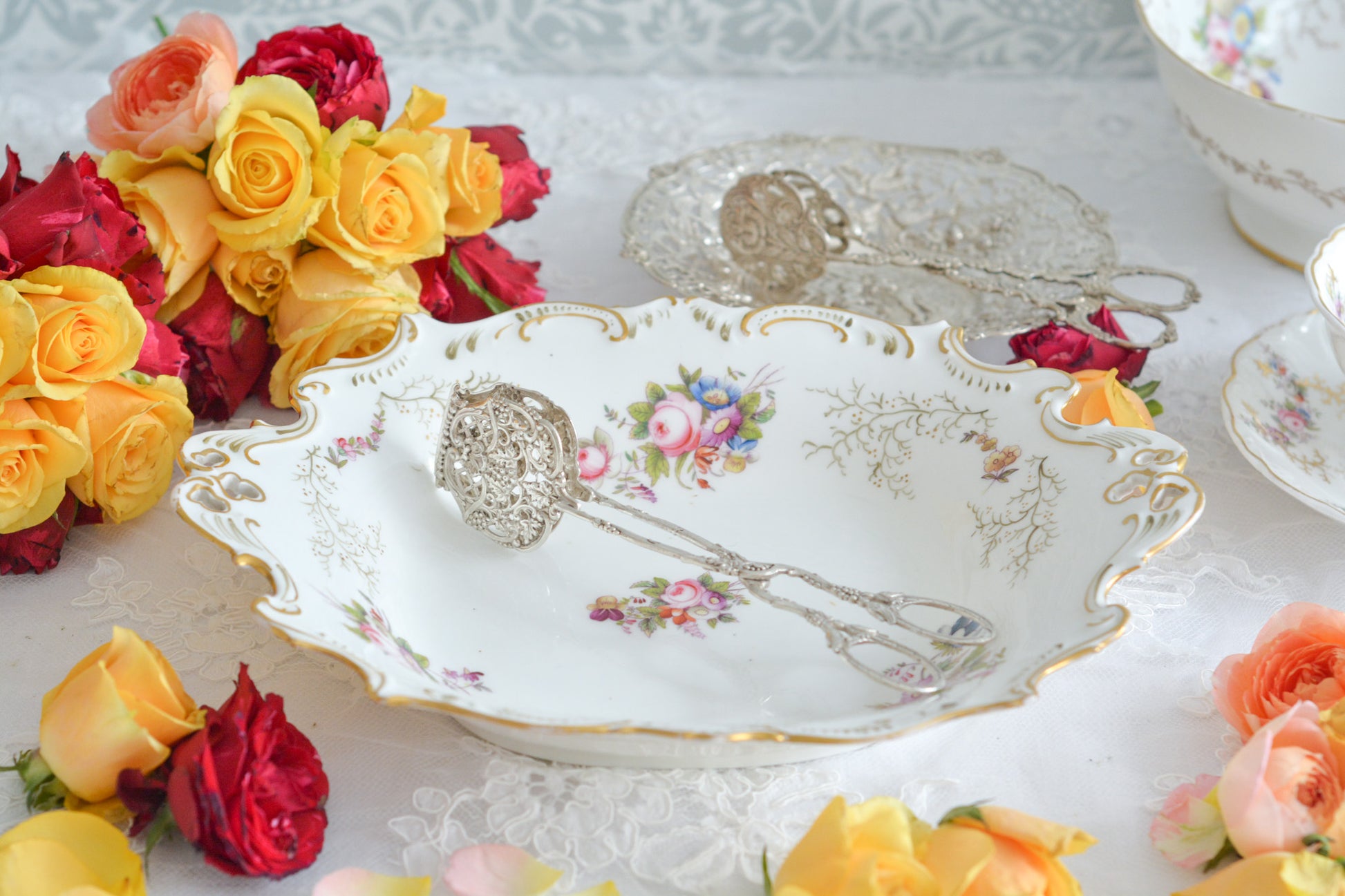 コールポートの花々と宿木?の描かれたサービングプレートです。私は宿木シリーズと呼んでおります。ハンドペイントで生き生きと描かれたお花と、繊細で丁寧に描かれた金彩の宿木がコールポートらしく上品です。華やかでクリスマスにもぴったりな雰囲気ですね。