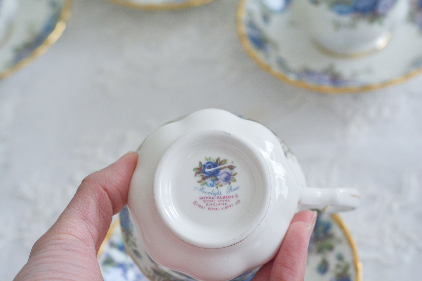 ブルーのバラが美しい、ロイヤルアルバートのムーンライトシリーズのデュオです。オールドカントリーローズのブルーバージョンで製造数が少なく、世界的に人気のあるシリーズです。爽やかな色合いがとても美しくティータイムを彩ります。