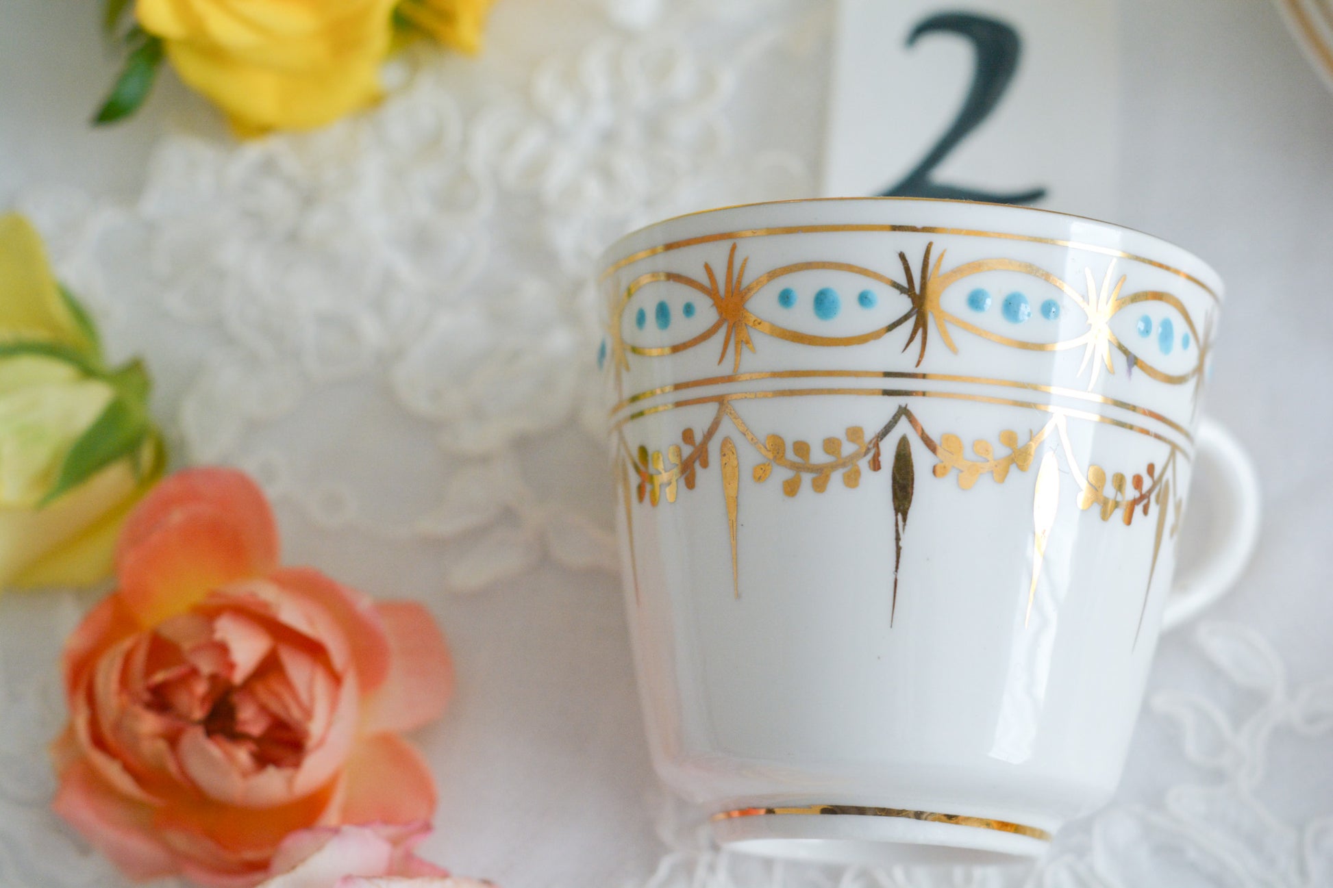 ハンドペイントで描かれた曲線美。アールヌーボースタイルのティートリオです。金彩にターコイズブルーのドットのコントラストが素敵なお品。カップは紅茶にもコーヒーにもお使いいただきやすいデザインです。