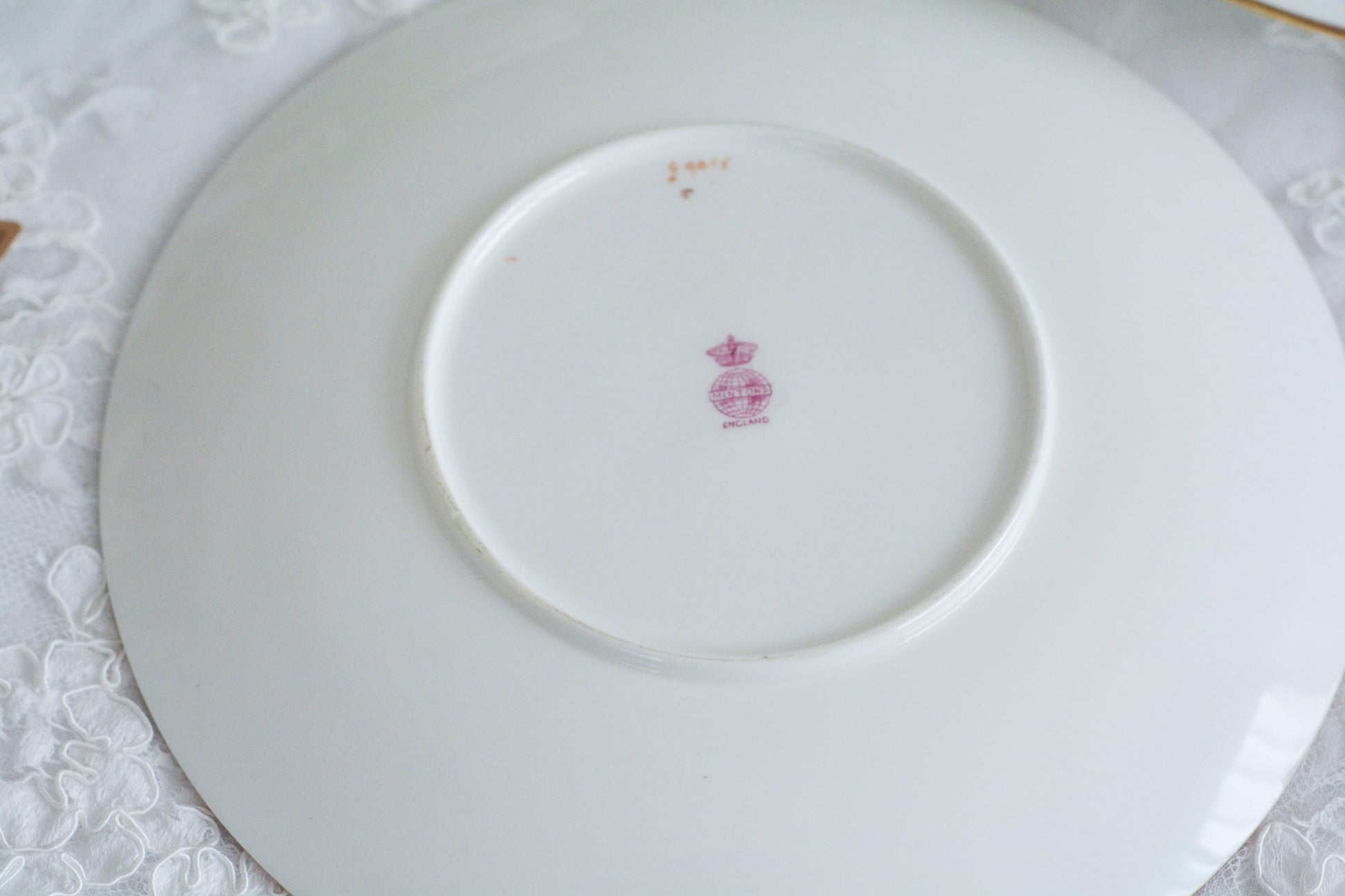 ミントンブルーのリボンに可憐な薔薇の模様が可愛らしいティーセット。カップ&ソーサー、サイドプレート、ランチョンプレート、ディナープレートのお得なセットで、どのシーンにも対応できるセットです。お茶やお食事などこのセットでお楽しみください。大きなプレートはサービングプレートとしても活躍します