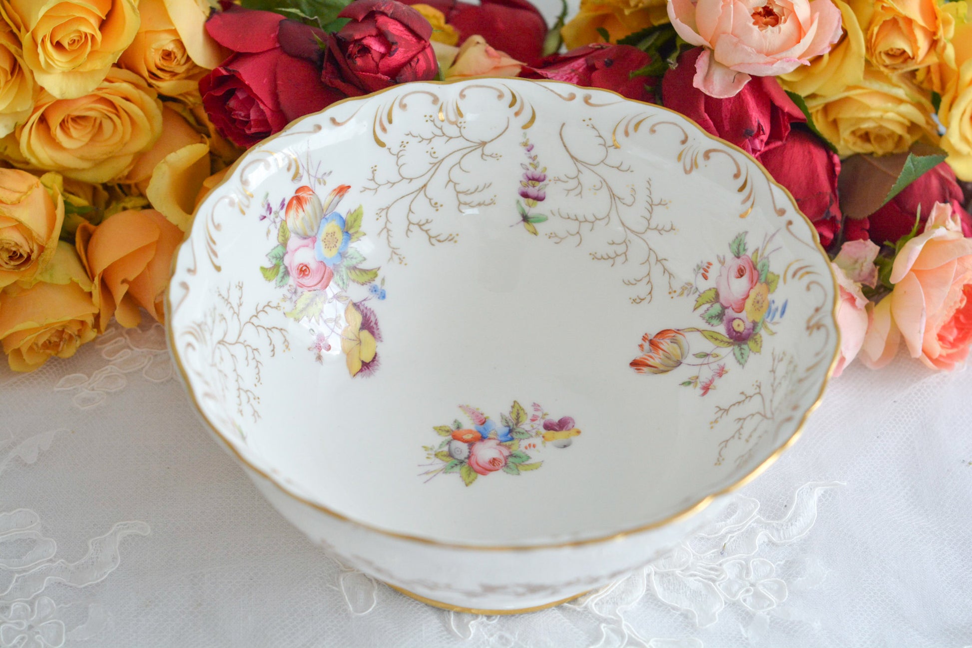 コールポートの花々と宿木?の描かれたプレートです。私は宿木シリーズと呼んでおります。ハンドペイントで生き生きと描かれたお花と、繊細で丁寧に描かれた金彩の宿木がコールポートらしく上品です。華やかでクリスマスにもぴったりな雰囲気ですね。スロップボウルは、元々はティータイムの際に湯こぼしの器として使われてきました。サラダなどを盛り付けても素敵です。