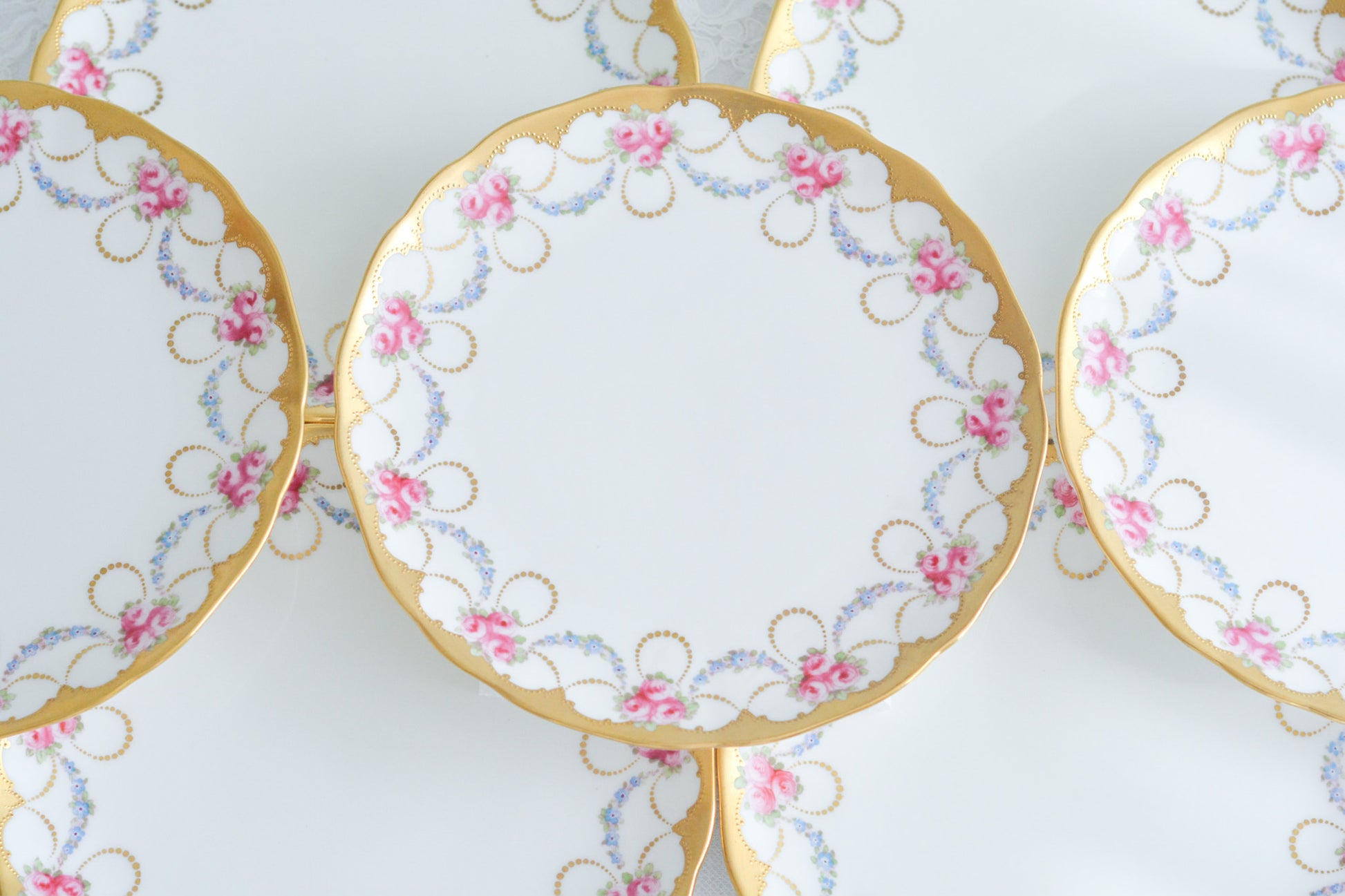 コウルドンのバラに忘れな草のガーランドが大変美しいデザートプレートです。縁の金彩は金盛りの模様が描かれてとても凝ったデザインとなっています。デザートタイムが一気に華やかになりますね。クリスマスのテーブルコーディネートにもぜひ。