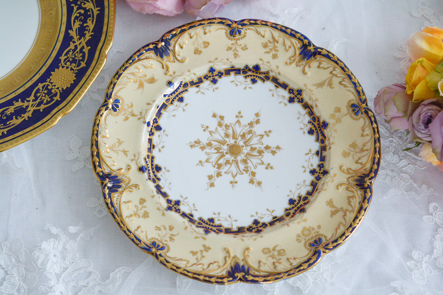 コバルトブルーに金彩の縁どりに豪華な模様。ロココリバイバルの優美なプレートです。バックスタンプには小売店のスタンプのみですが、以前ご紹介したアデレードシェイプにデザインがよく似ております、その為、コールポートの作品かなと推察しております。スイーツやフルートのせて当時ような華やかなティータイムをお楽しみください。