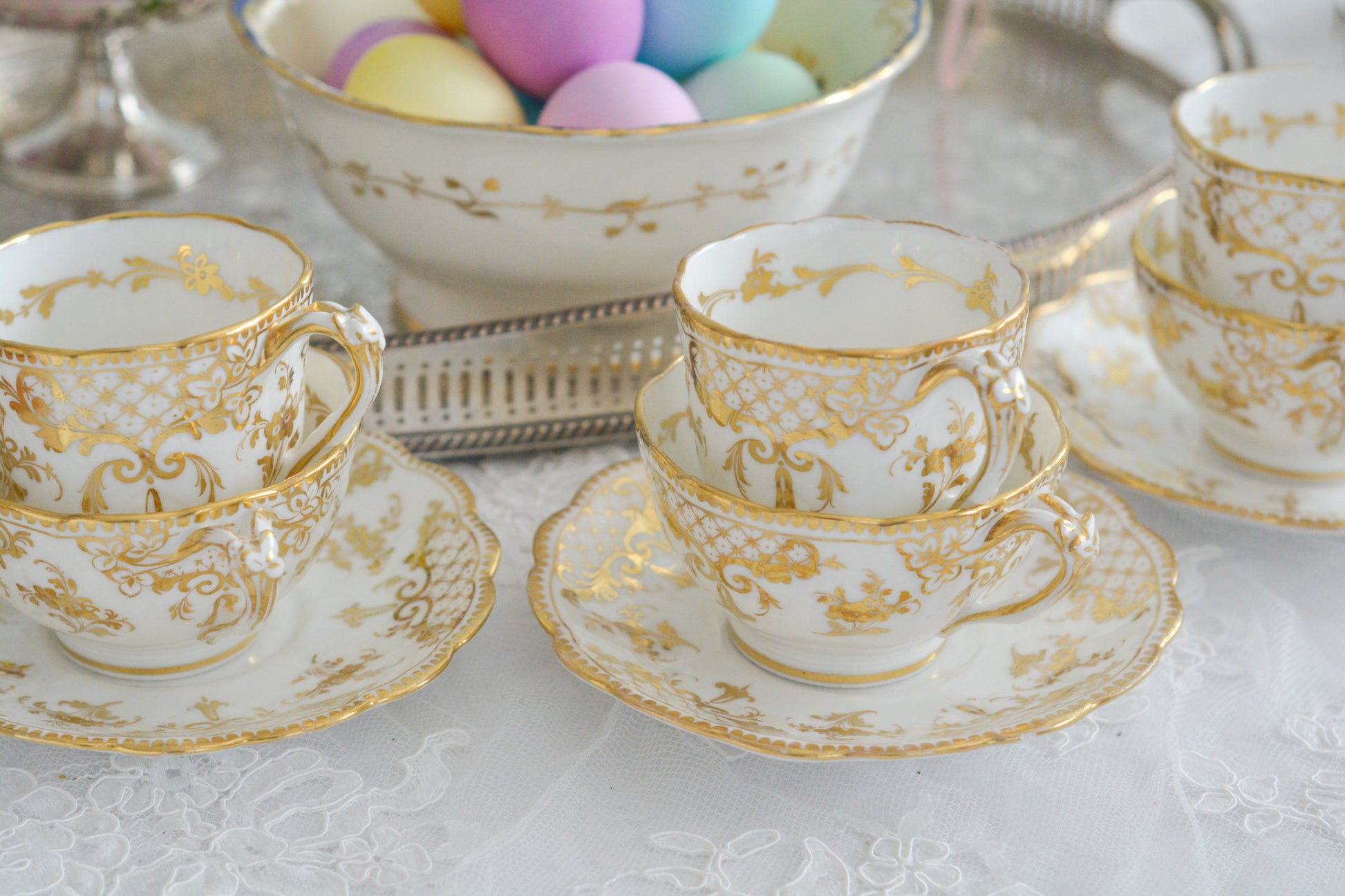 リッジウェイのFoliage Shapeのトゥルートリオ。ハンドル部分には葉っぱの模様がついていてとても可愛らしいシェイプです。白磁に金彩の模様がとても豪華でリッジウェイらしい作品です。トゥルートリオは、ティーカップ、コーヒーカップ、ソーサーのセットでヴィクトリア時代の初期頃まではトリオといえばこちらが主流でした。今ではとても貴重になっています。紅茶もコーヒーも楽しめるのがいいですね。