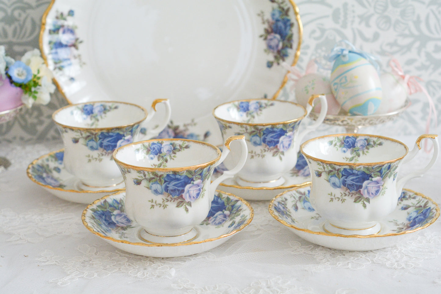 ブルーのバラが美しい、ロイヤルアルバートのムーンライトシリーズのデュオです。オールドカントリーローズのブルーバージョンで製造数が少なく、世界的に人気のあるシリーズです。爽やかな色合いがとても美しくティータイムを彩ります。