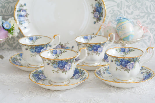 ブルーのバラが美しい、ロイヤルアルバートのムーンライトシリーズのデュオです。オールドカントリーローズのブルーバージョンで製造数が少なく、世界的に人気のあるシリーズです。爽やかな色合いがとても美しくティータイムを彩ります。