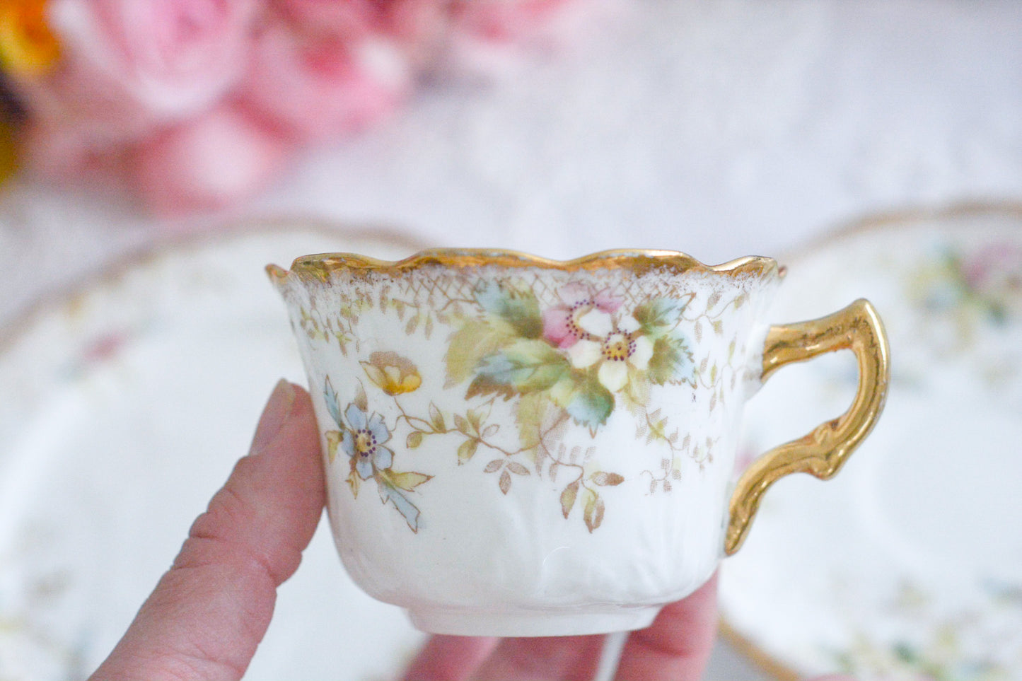 Redfern&Drakefordのティートリオ。春を待ち侘びる季節に、一人のお茶の時間をゆったりと豊かにしてくれるような優しい雰囲気のお品です。シャビーシックがお好きなあなたへ。