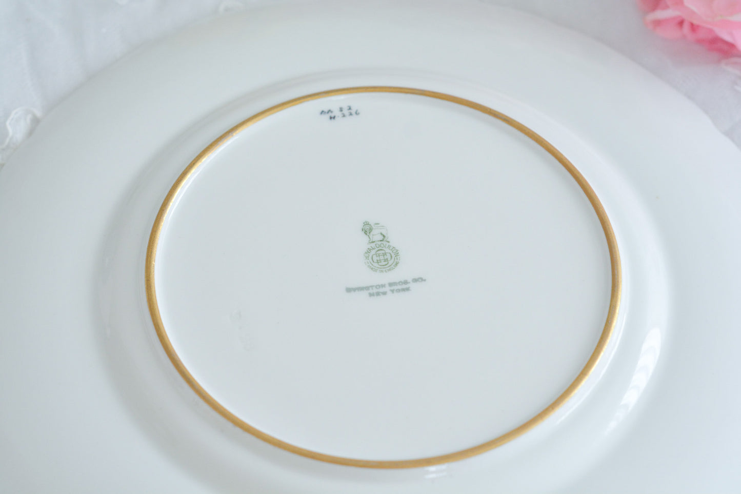 美しいコバルトブルーのお色に、豪華な金彩の模様。ロイヤルドルトンのとっても豪華なディナープレートです。大きいサイズなので、サービングプレートにもお使いいただけます。どんなお菓子やお料理も華やかに演出してくれそう。状態も大変よく、活躍してくれること間違いなしです!