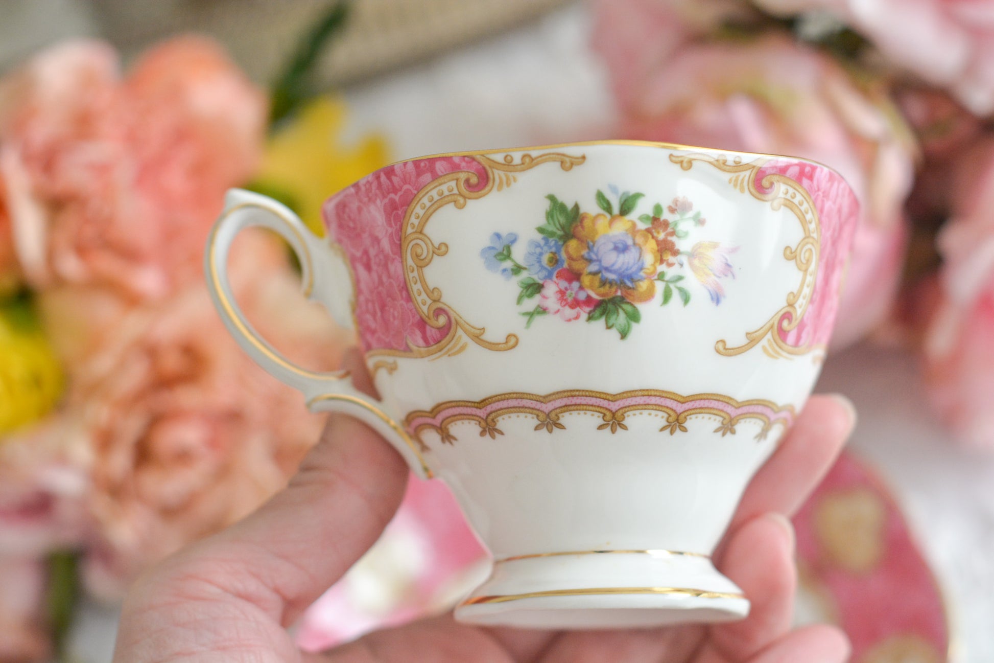 ロイヤルアルバートの人気シリーズ、レディカーライルのカップ&ソーサーです。大輪のバラに花々とスクロール模様の金彩で彩られた、ロココスタイルの大変豪華で美しいシリーズです。 ピンクカラーがティータイムを華やかに盛り上げてくれます。こちらはデュオでどれもとても良い状態です。全部で4客ございます。