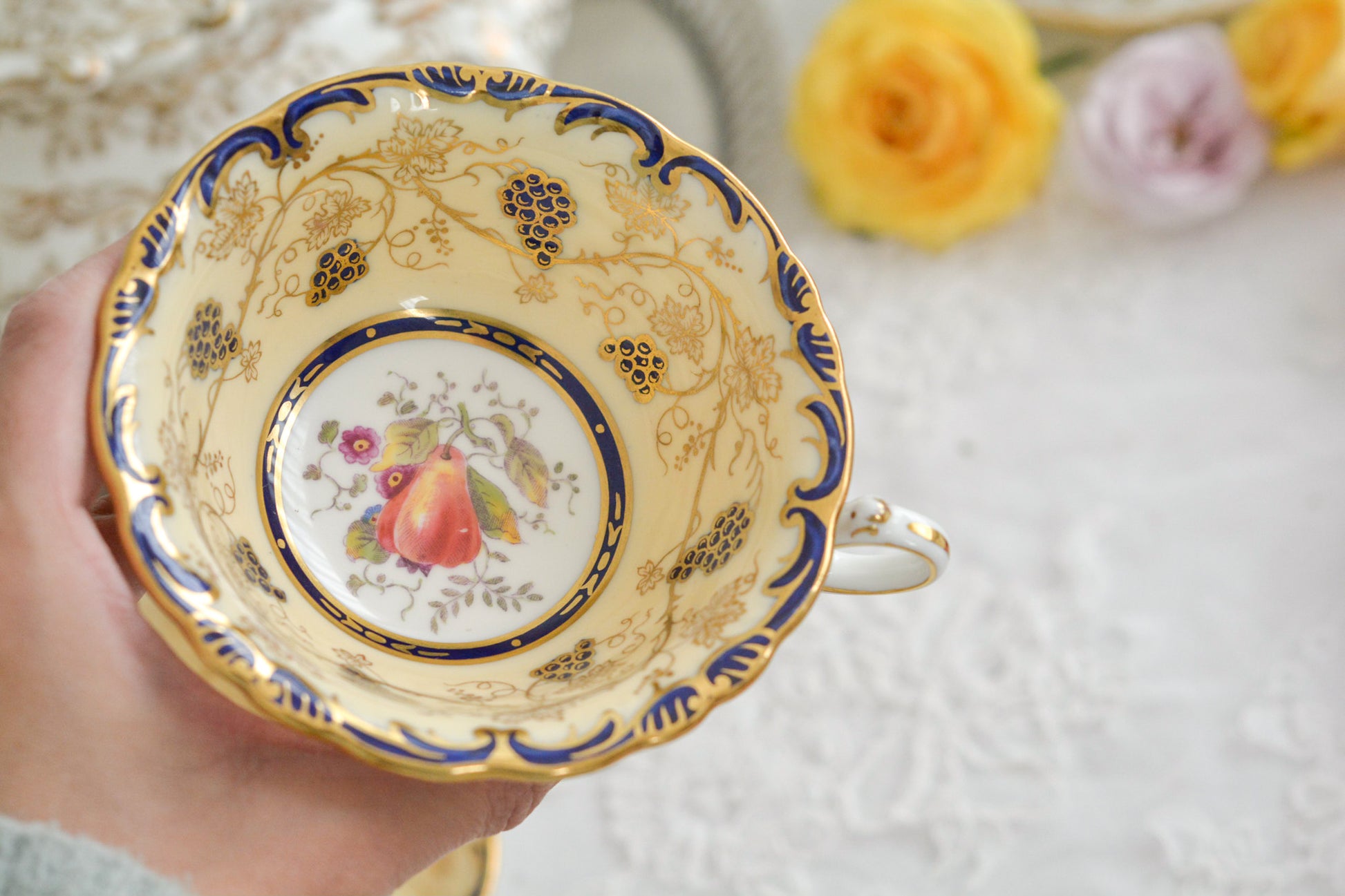 コールポートの1800年代の作品のリバイバルシリーズのオールドコールポートシリーズ。色々なお品がリバイバルされています。こちらはアデレードシェイプのリバイバル。ハンドルはアデレードシェイプハンドルではなくリングハンドルで、素磁も厚めに作られています。ロココリバイバルスタイルの優雅なデザインが美しいです。葡萄やフルーツ、お花の模様が大変豪華で美しいお品です。